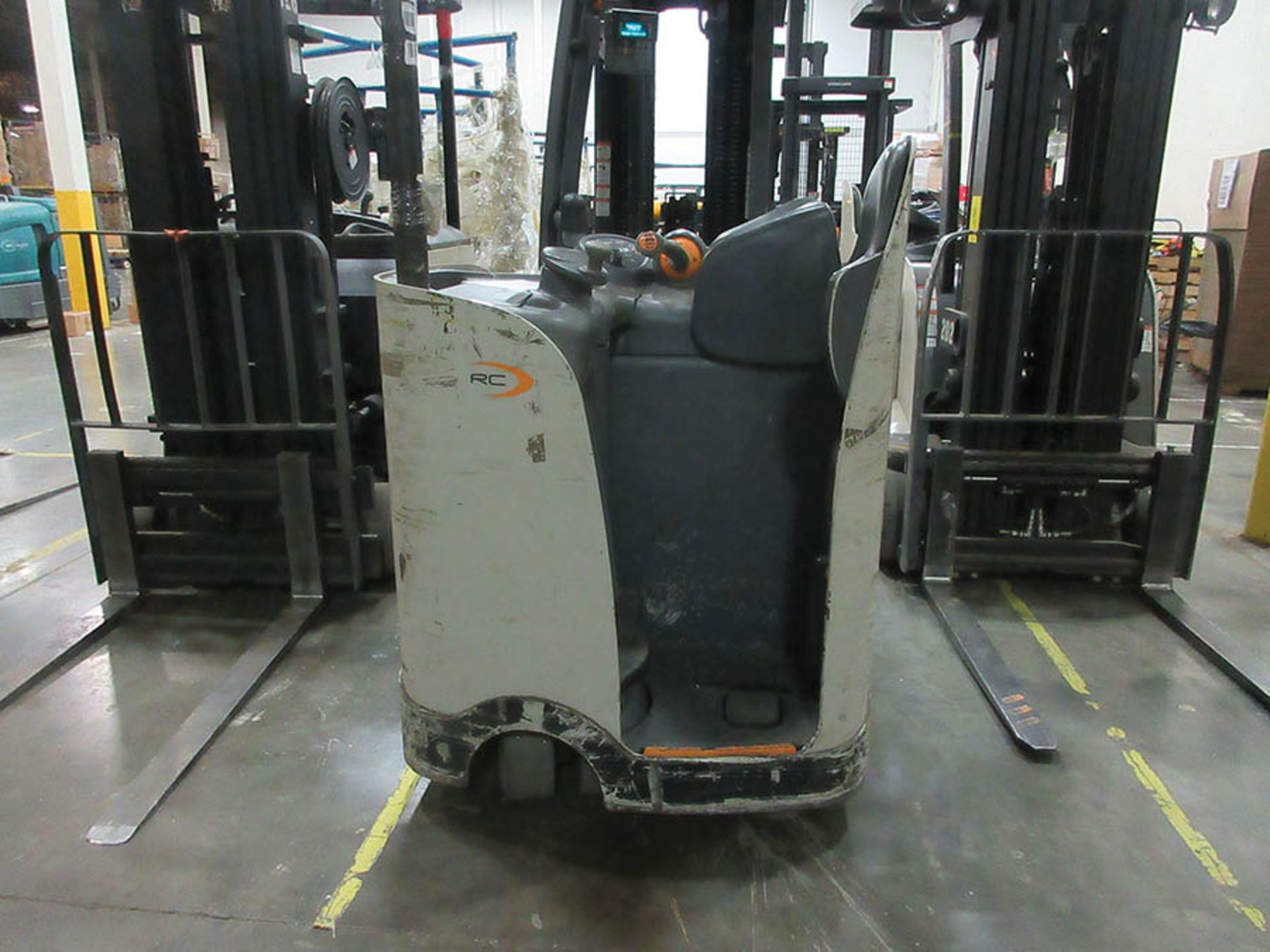 2014 CROWN STAND-UP FORKLIFT, 4,000 LB. CAP., MODEL: RC5540-40, 36V., 270'' MAX. LOAD HEIGHT, 48'' - Image 4 of 5