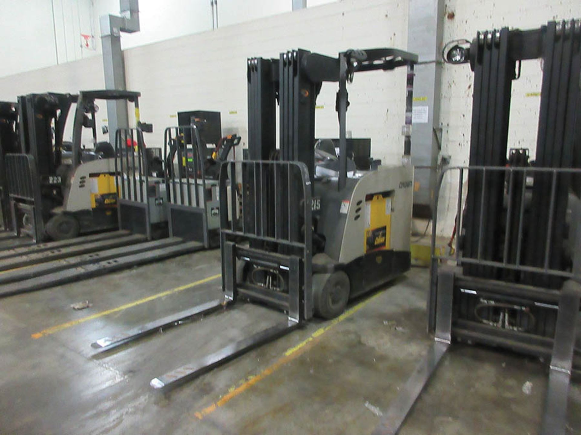 2014 CROWN STAND-UP FORKLIFT, 4,000 LB. CAP., MODEL: RC5540-40, 36V., 270'' MAX. LOAD HEIGHT, 48'' - Image 2 of 5