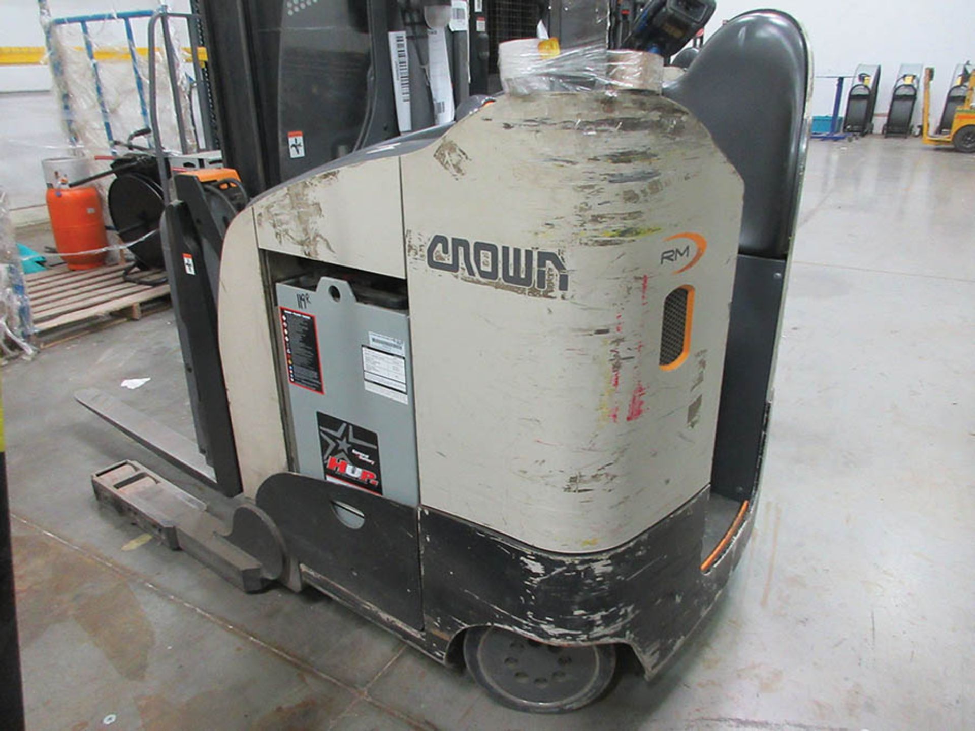 2015 CROWN MONOLIFT MAST REACH TRUCK, 4,500 LB. CAP., MODEL: RM6025-45, 36V., HIGH VISIBILITY - Image 4 of 7