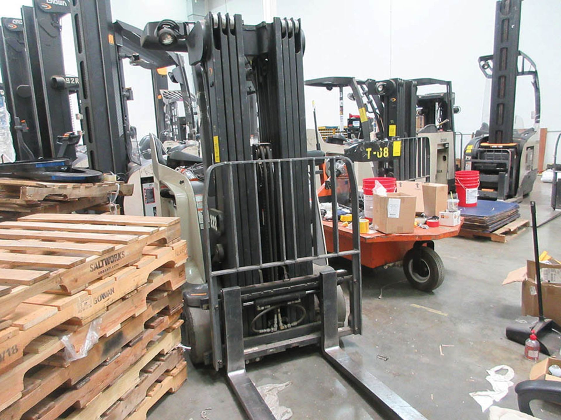 2014 CROWN STAND-UP FORKLIFT, 4,000 LB. CAP., MODEL: RC5540-40, 36V., 270'' MAX. LOAD HEIGHT, 48'' - Image 4 of 5