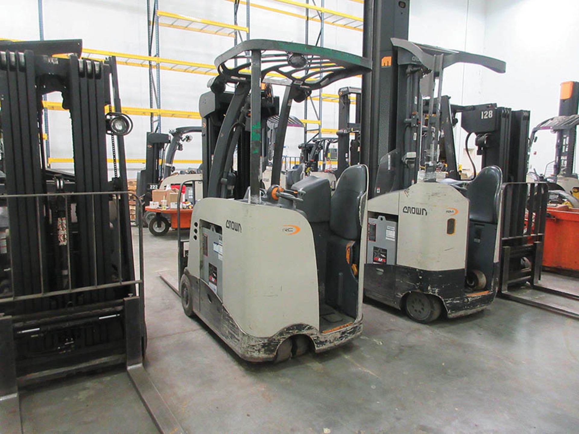 2010 CROWN STAND-UP FORKLIFT, 4,000 LB. CAP., MODEL: RC5540-40, 36V., 240'' MAX. LOAD HEIGHT, 48'' - Image 4 of 7