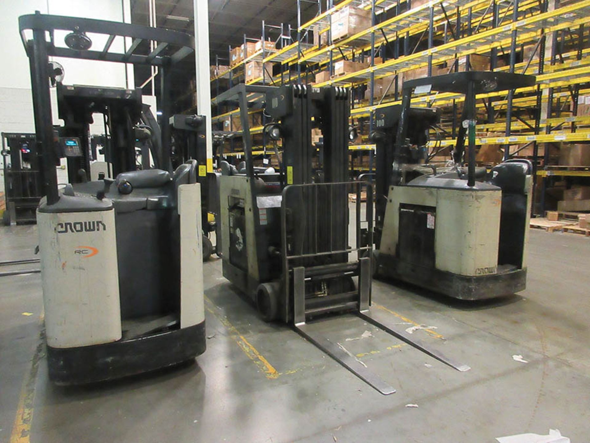 2004 CROWN STAND-UP FORKLIFT, 4,000 LB. CAP., MODEL: RC3020-40, 36V., 240'' MAX. LOAD HEIGHT, 48'' - Image 2 of 6