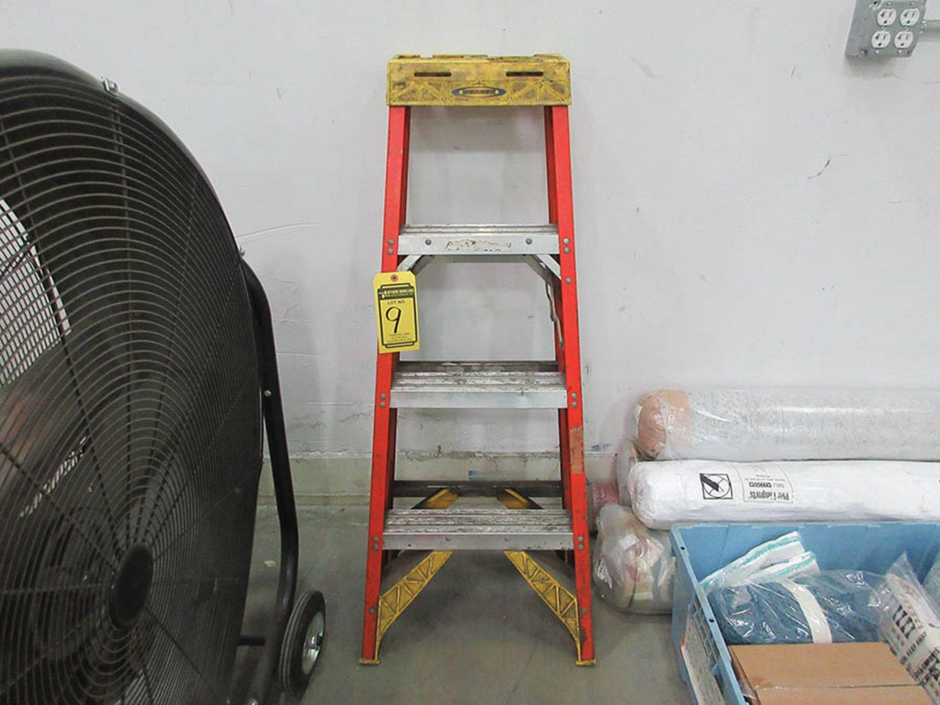 (2) WERNER FIBERGLASS STEP LADDERS, 4' AND 6'