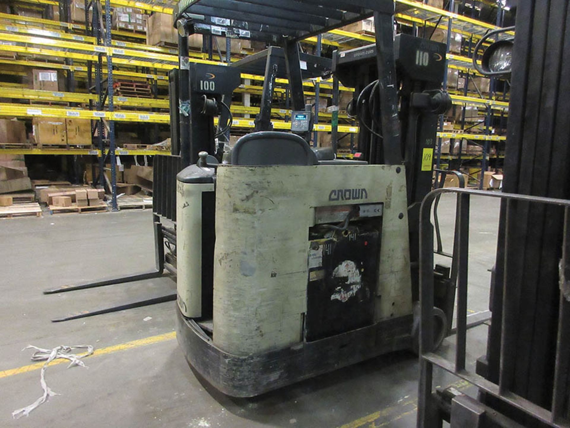 2004 CROWN STAND-UP FORKLIFT, 4,000 LB. CAP., MODEL: RC3020-40, 36V., 240'' MAX. LOAD HEIGHT, 48'' - Image 5 of 6