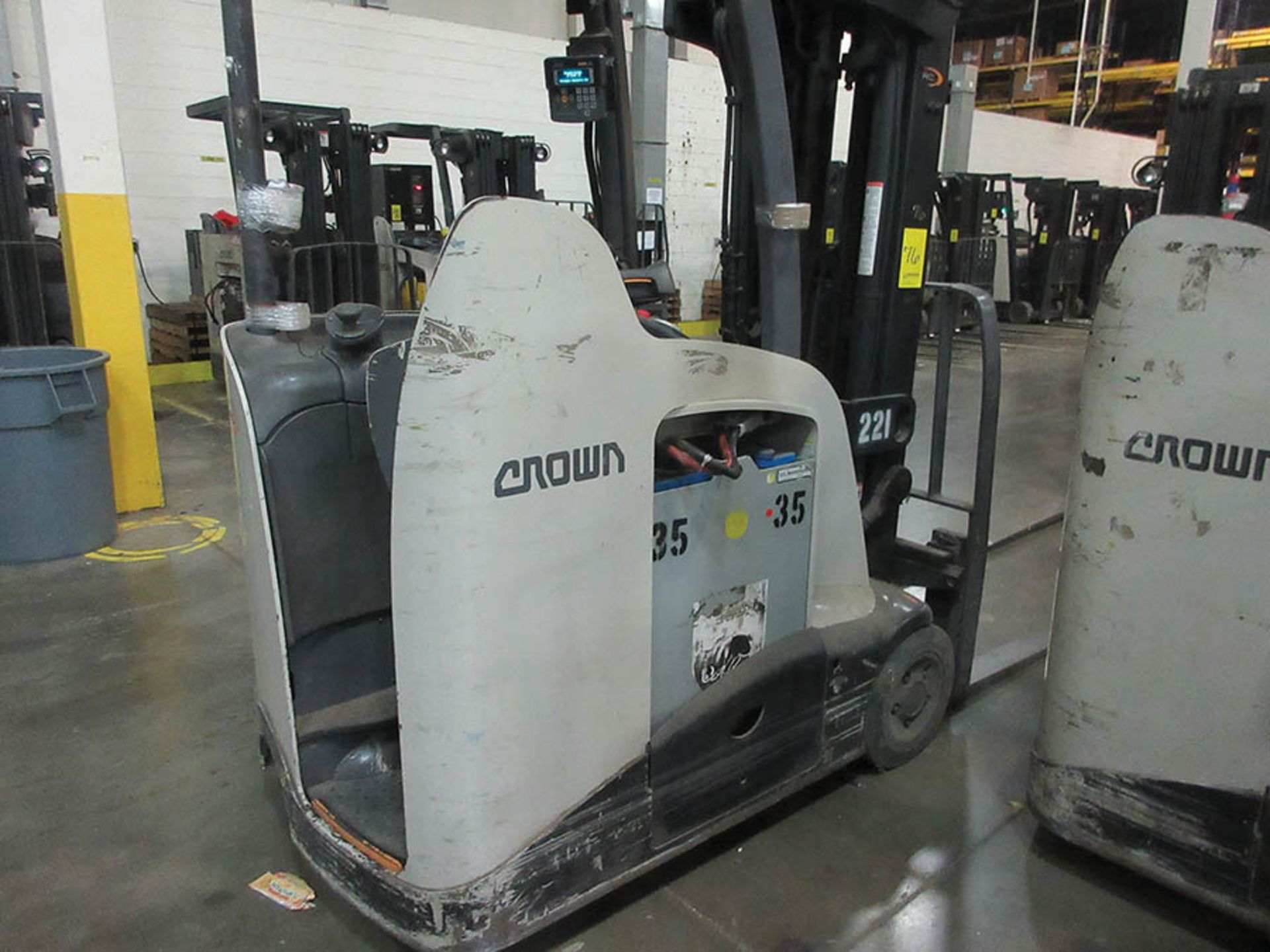 2014 CROWN STAND-UP FORKLIFT, 4,000 LB. CAP., MODEL: RC5540-40, 36V., 270'' MAX. LOAD HEIGHT, 48'' - Image 3 of 5