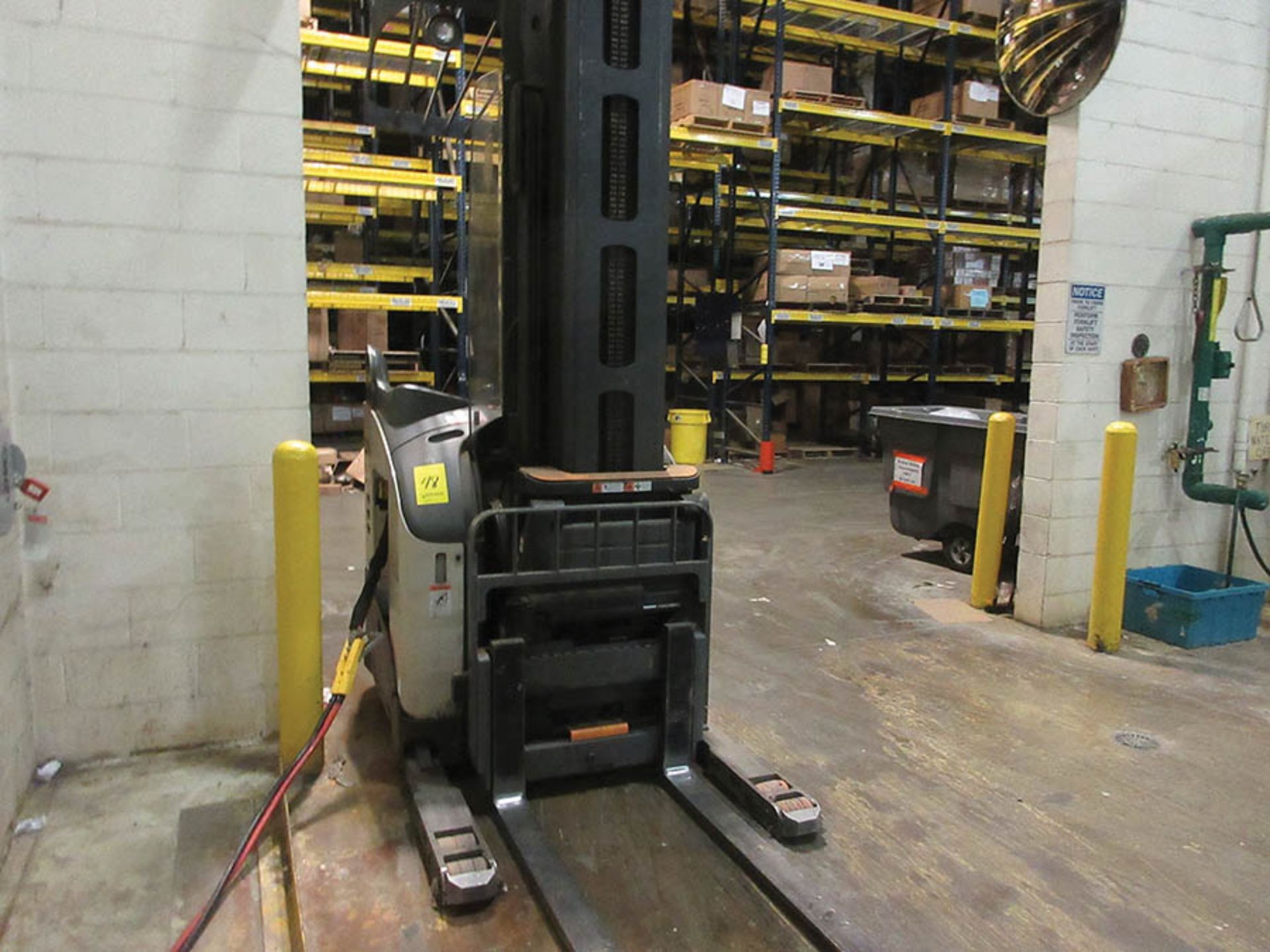 2015 CROWN MONOLIFT MAST REACH TRUCK, 4,500 LB. CAP., MODEL: RM6025-45, 36V., HIGH VISIBILITY - Image 3 of 6