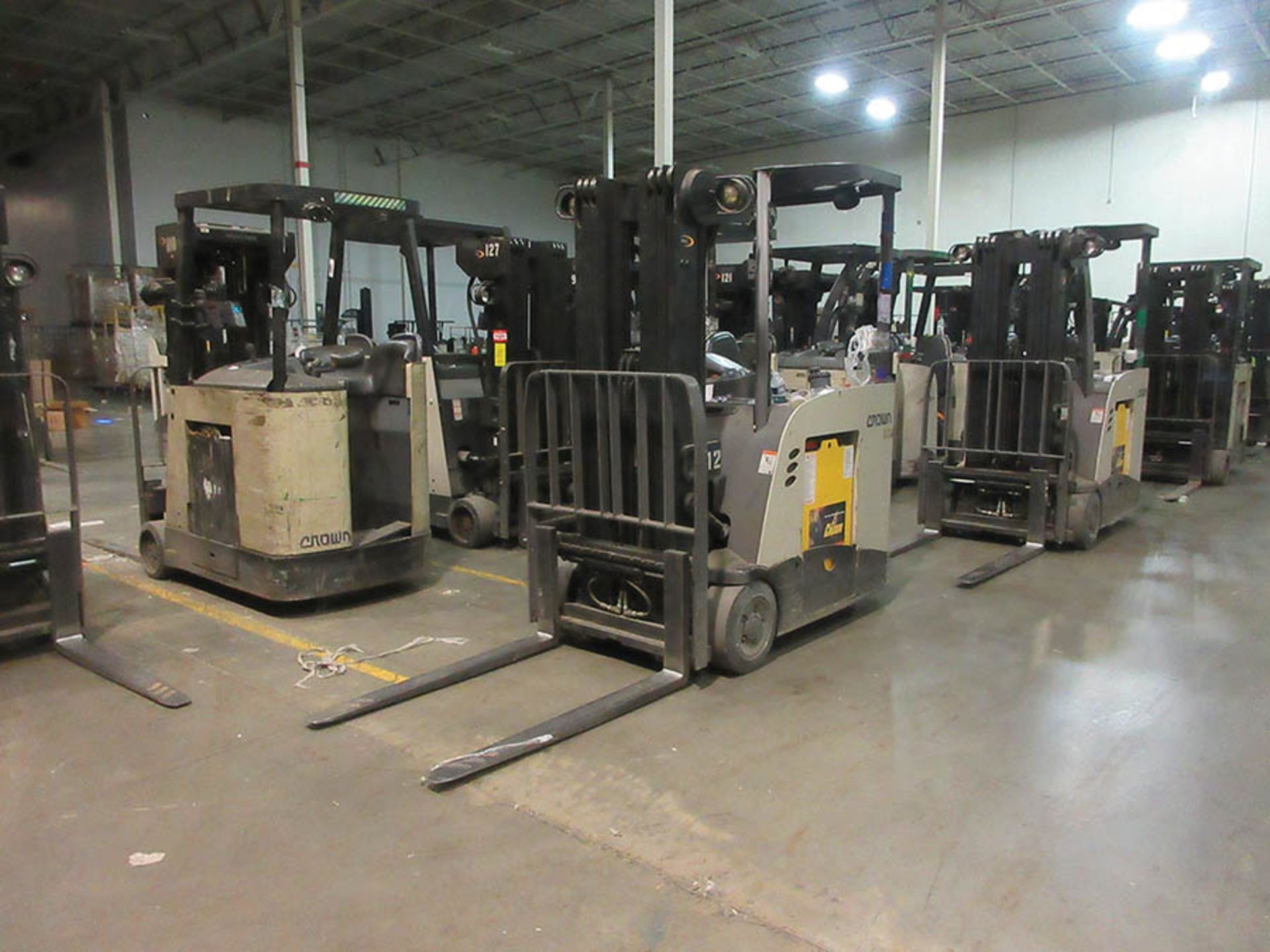 2013 CROWN STAND-UP FORKLIFT, 4,000 LB. CAP., MODEL: RC5540-40, 36V., 270'' MAX. LOAD HEIGHT, 48'' - Image 2 of 5