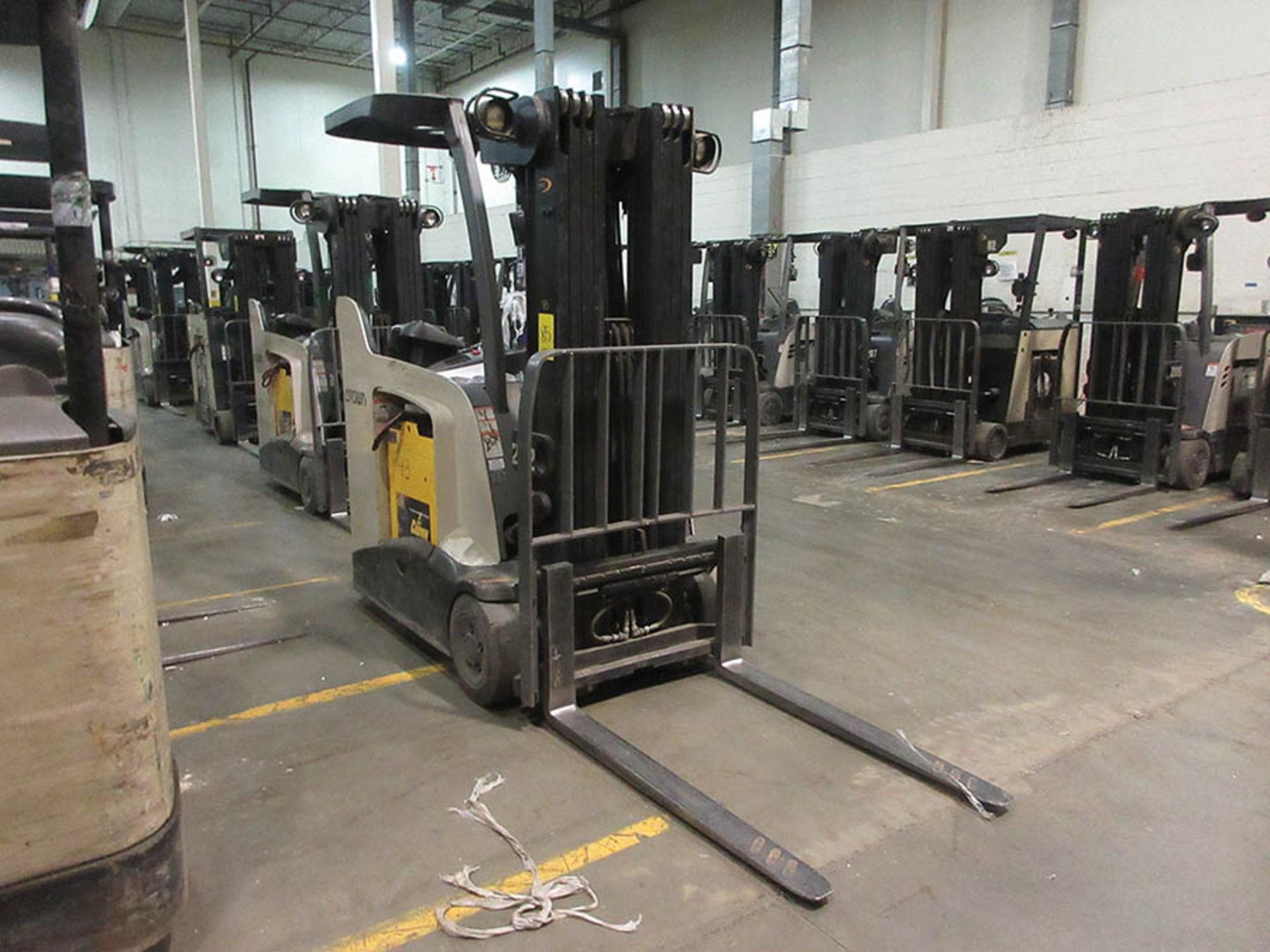 2013 CROWN STAND-UP FORKLIFT, 4,000 LB. CAP., MODEL: RC5540-40, 36V., 270'' MAX. LOAD HEIGHT, 48'' - Image 3 of 5