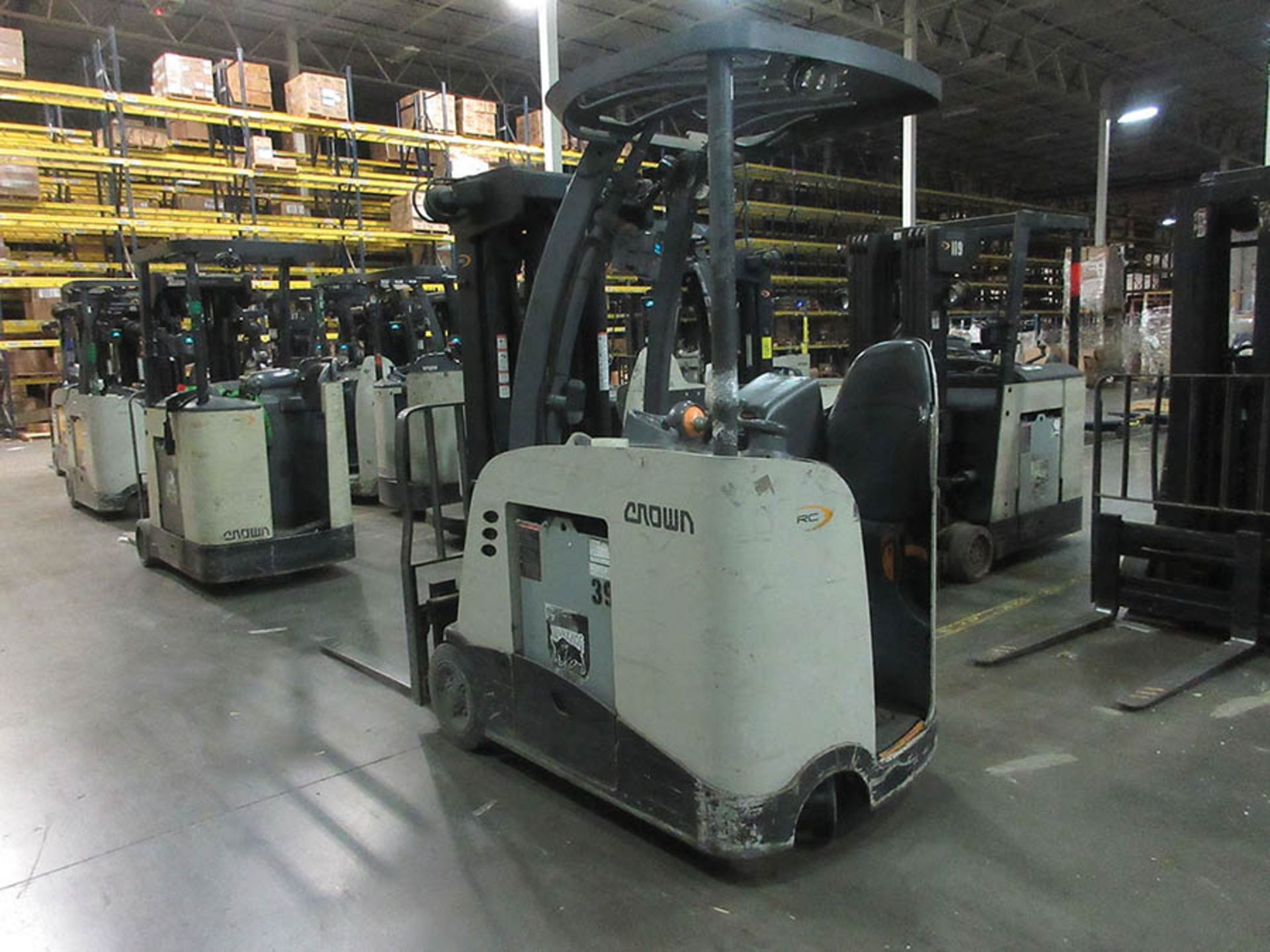 2013 CROWN STAND-UP FORKLIFT, 4,000 LB. CAP., MODEL: RC5540-40, 36V., 270'' MAX. LOAD HEIGHT, 48'' - Image 4 of 6