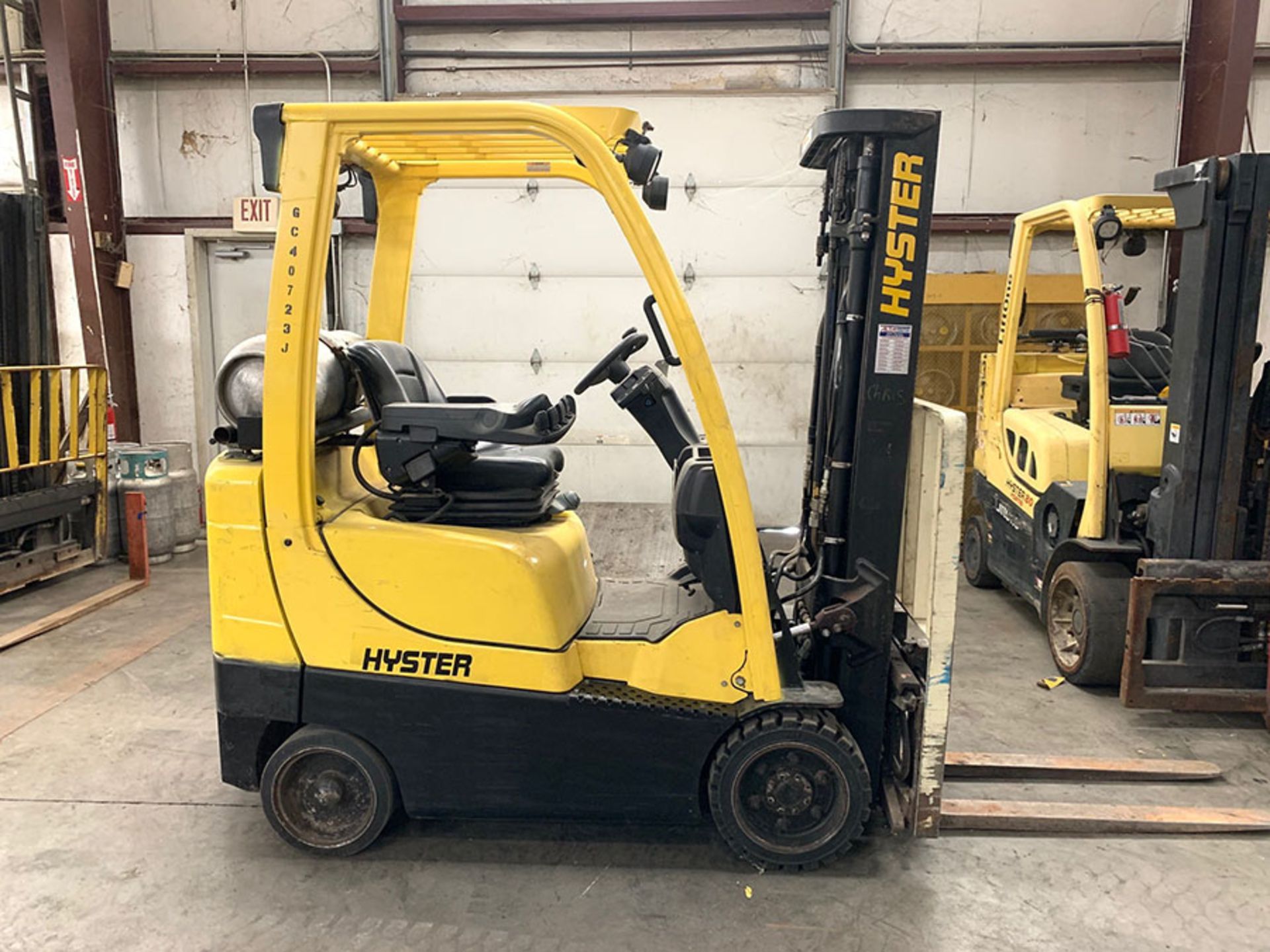 2011 HYSTER 4,000-LB. CAPACITY FORKLIFT, MODEL: S40FTS, S/N: E010V03723J, LPG, SOLID TIRES, 3-