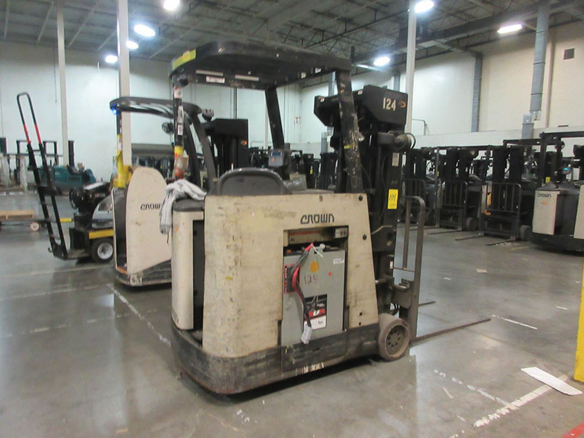 2004 CROWN STAND-UP FORKLIFT, 4,000 LB. CAP., MODEL: RC3020-40, 36V., 240'' MAX. LOAD HEIGHT, 48'' - Image 3 of 5