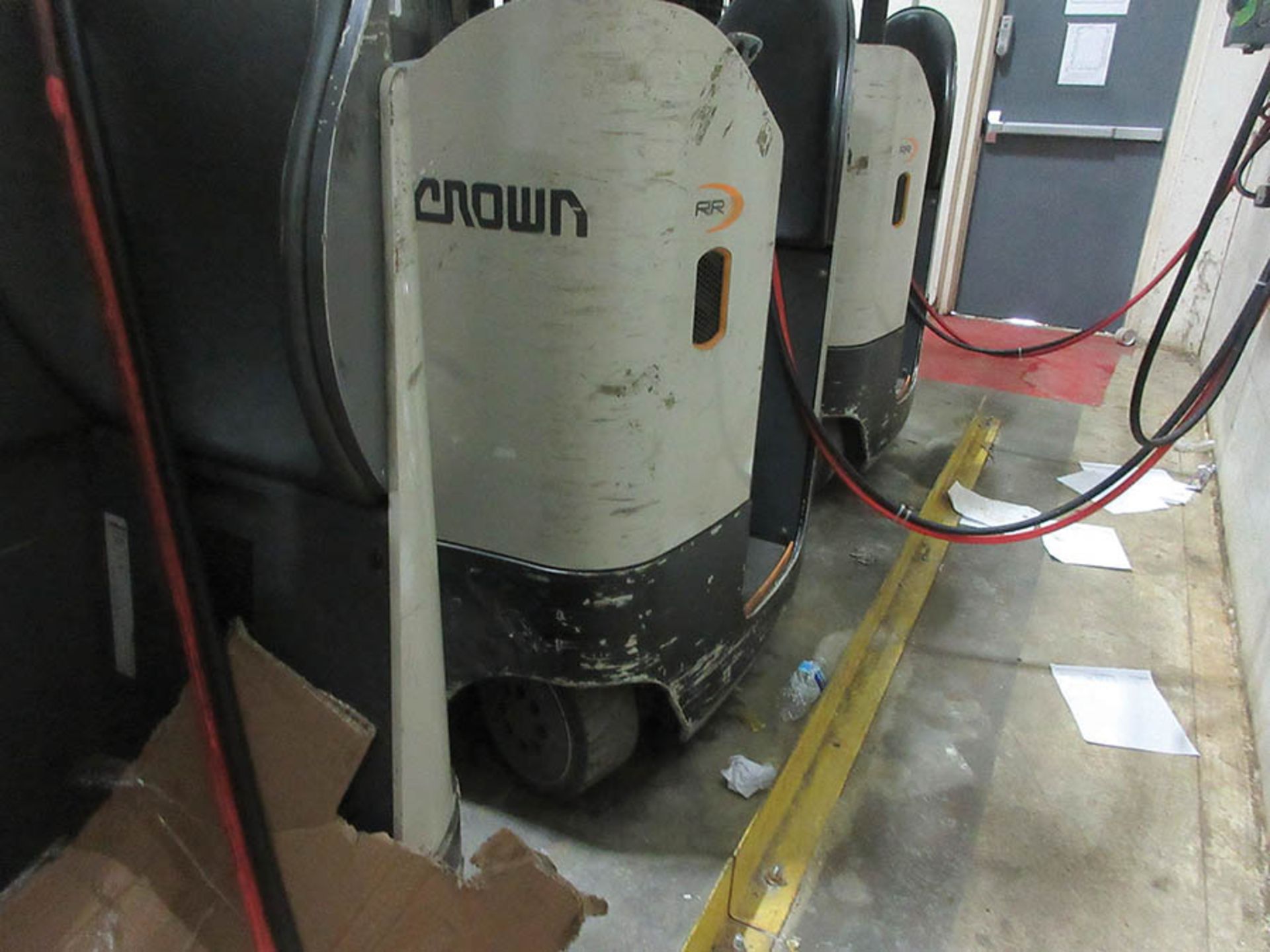 2016 CROWN REACH TRUCK, 4,500 LB. CAP., MODEL: RR5725-45, 36V., 140'' MAST COLLAPSED HEIGHT, 321'' - Image 5 of 6