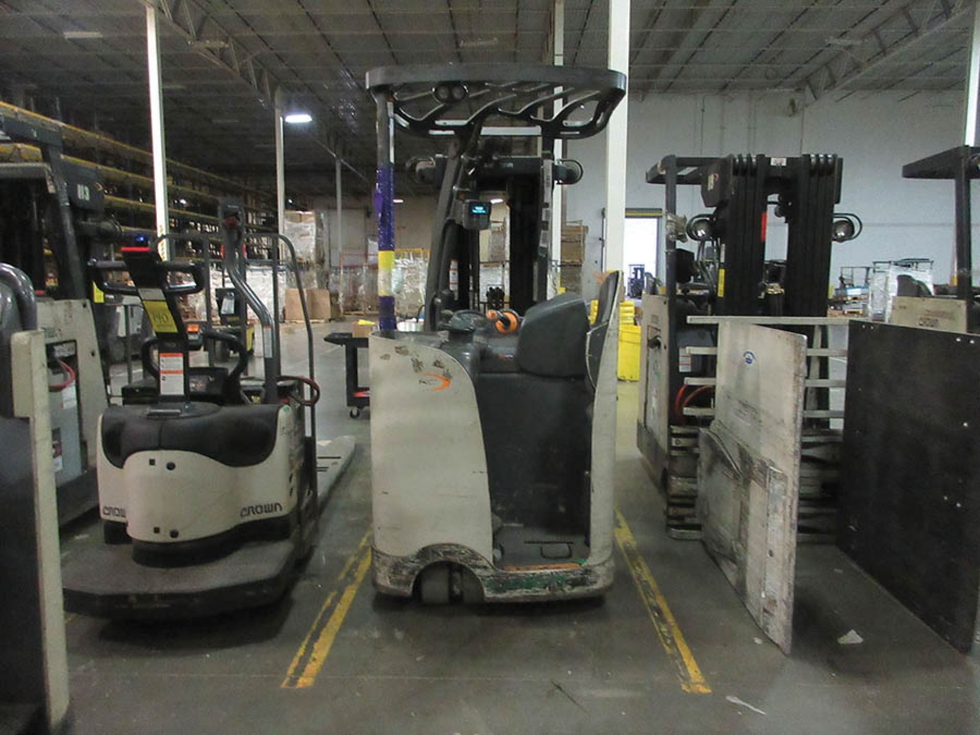 2010 CROWN STAND-UP FORKLIFT, 4,000 LB. CAP., MODEL: RC5540-40, 36V., 240'' MAX. LOAD HEIGHT, 48'' - Image 4 of 6