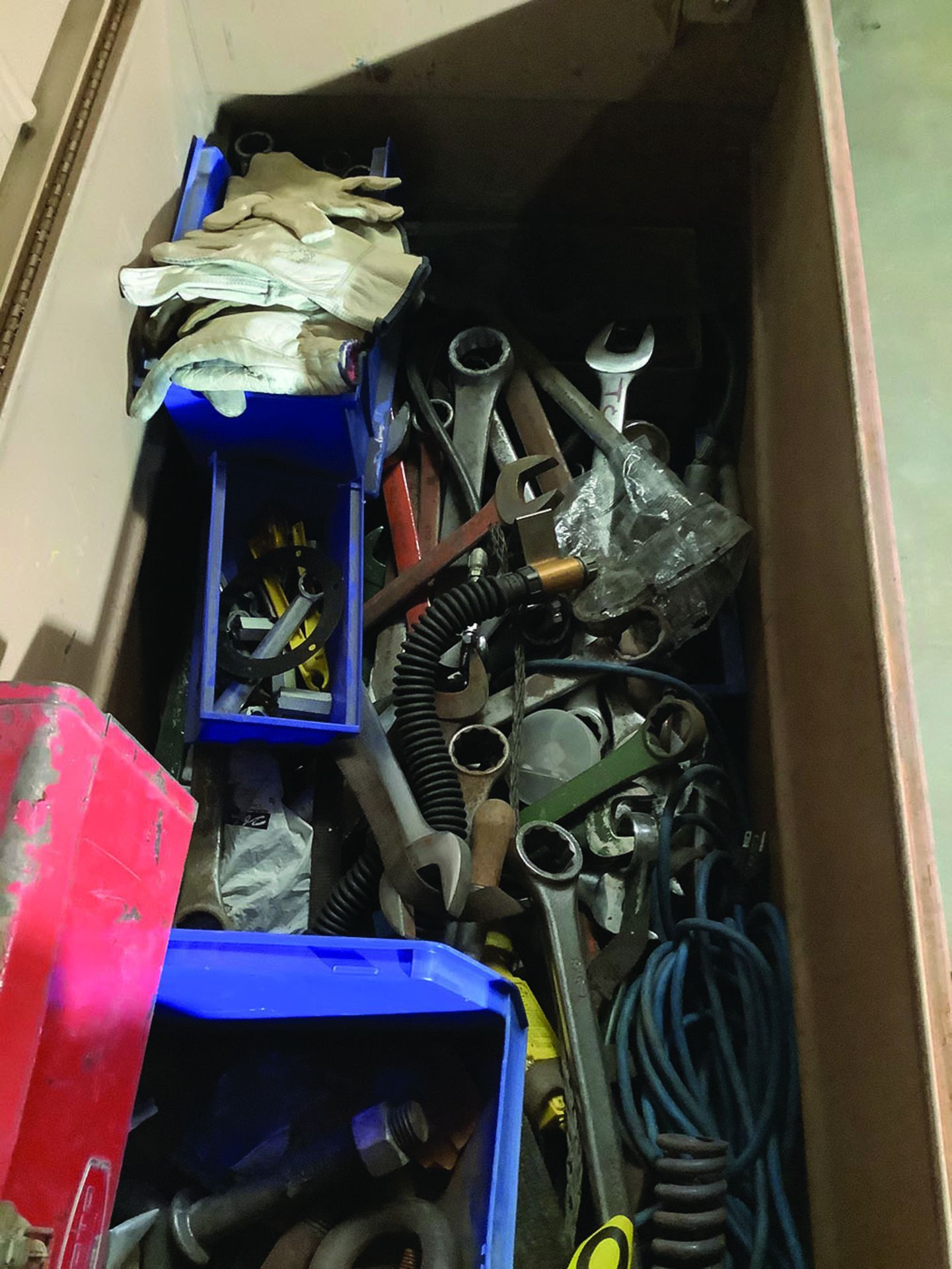 KNAACK GANG BOX W/ CONTENTS (WRENCHES, MISC HAND TOOLS, ETC) - Image 3 of 5