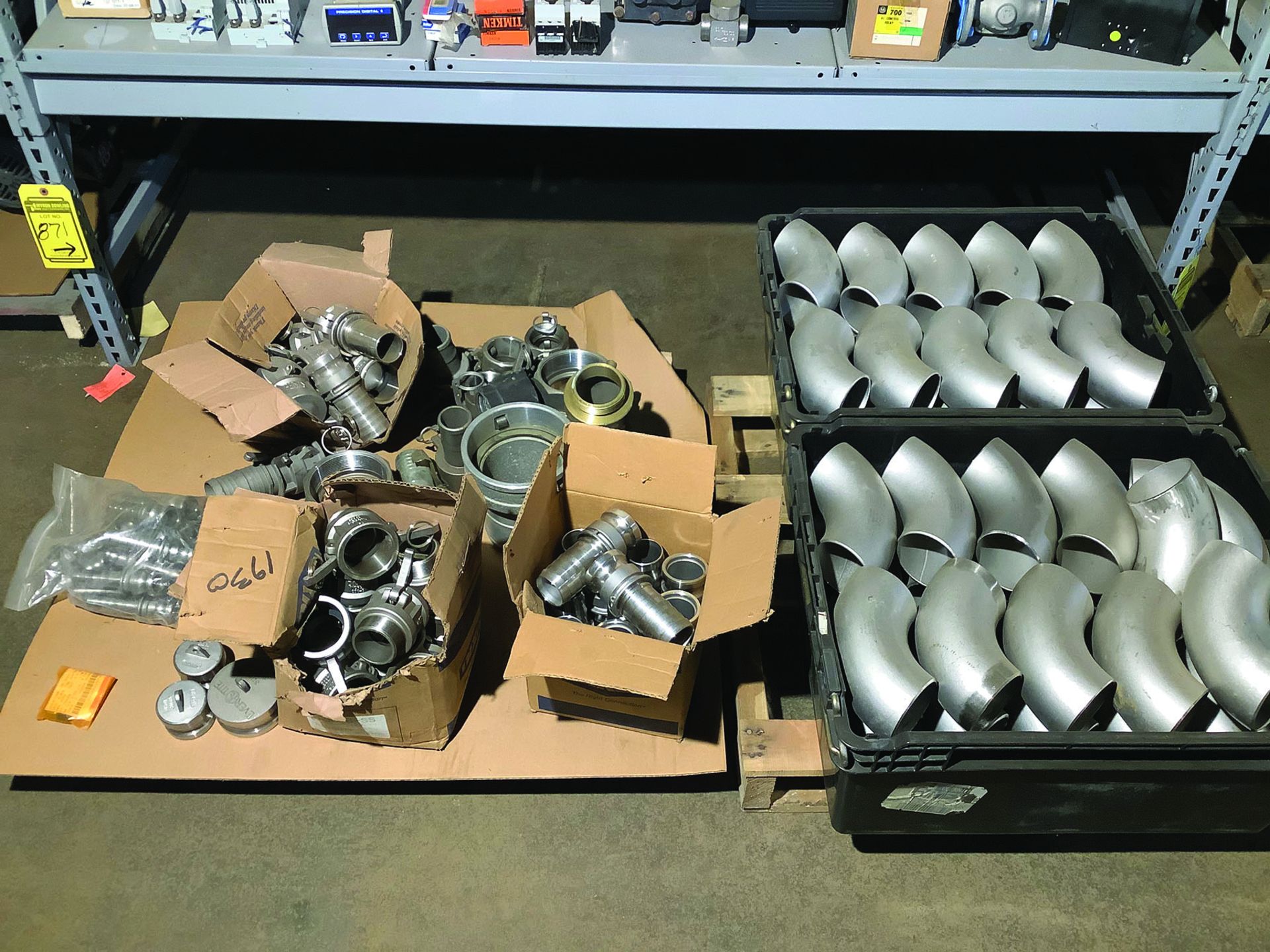 PALLET CONTENTS OF CAMLOCK FITTINGS, 2X TOTES OF 3 INCH SCHEDULE 10 90° STAINLESS STEEL ELBOWS