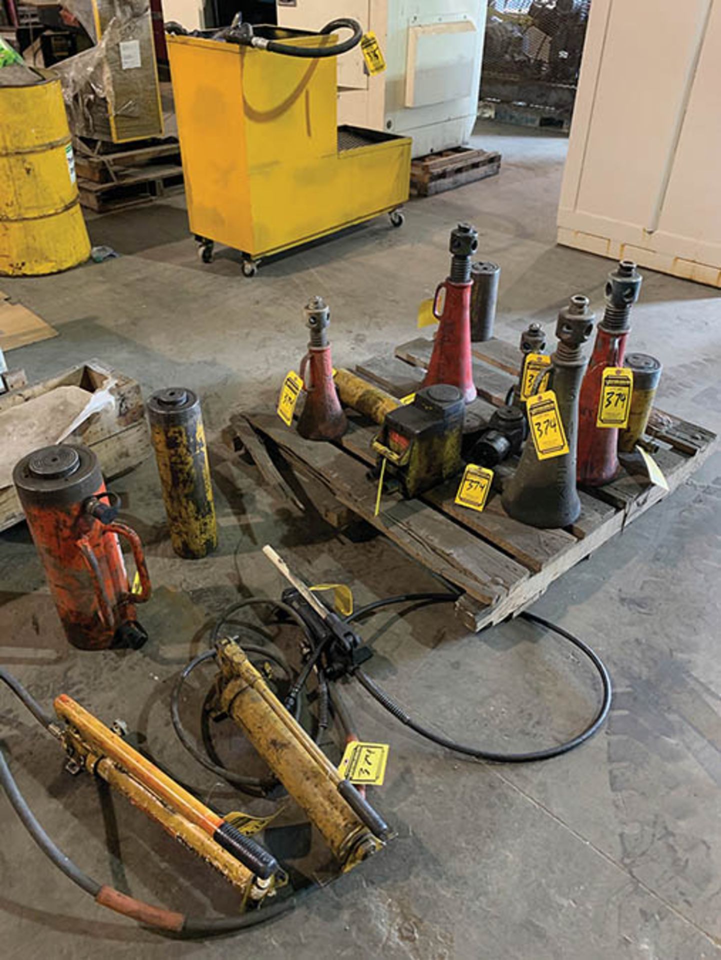 ASSORTED ENERPAC AND SIMPLEX HYDRAULIC JACKS AND HAND CRANK JACKS