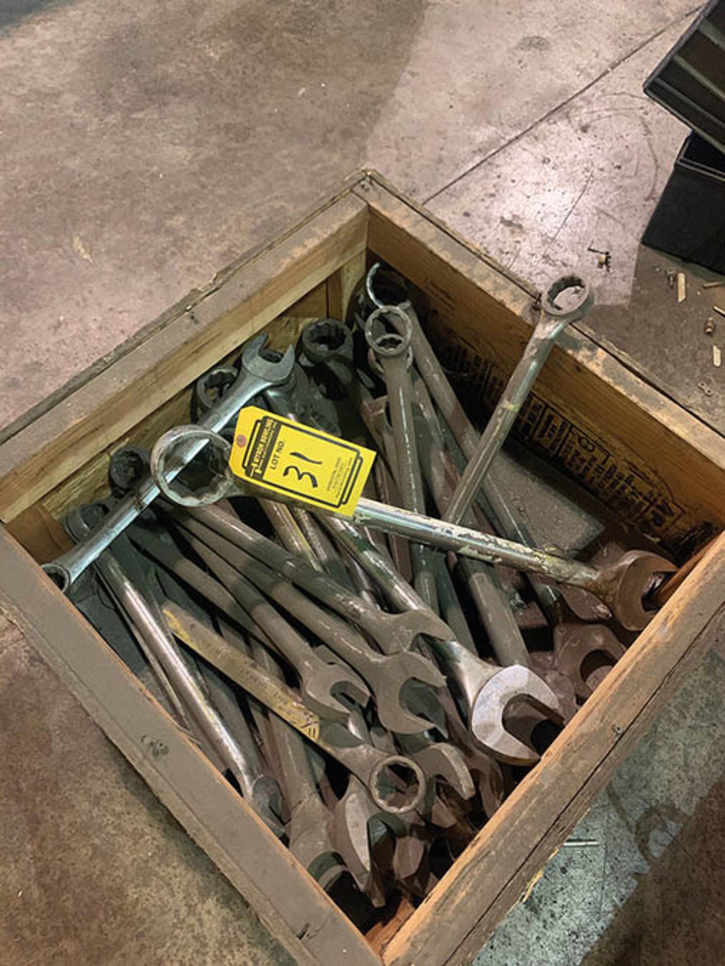 ASSORTED HEAVY DUTY COMBINATION WRENCHES