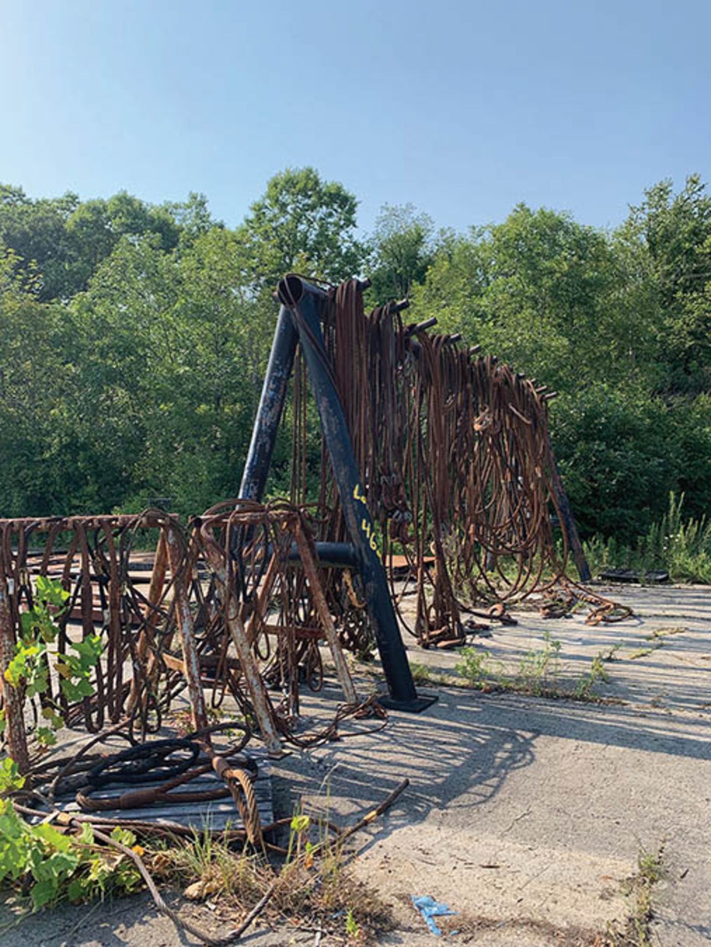 HEAVY DUTY STEEL RACK AND CONTENTS OF CABLE CHOKERS AND CABLE RIGGING