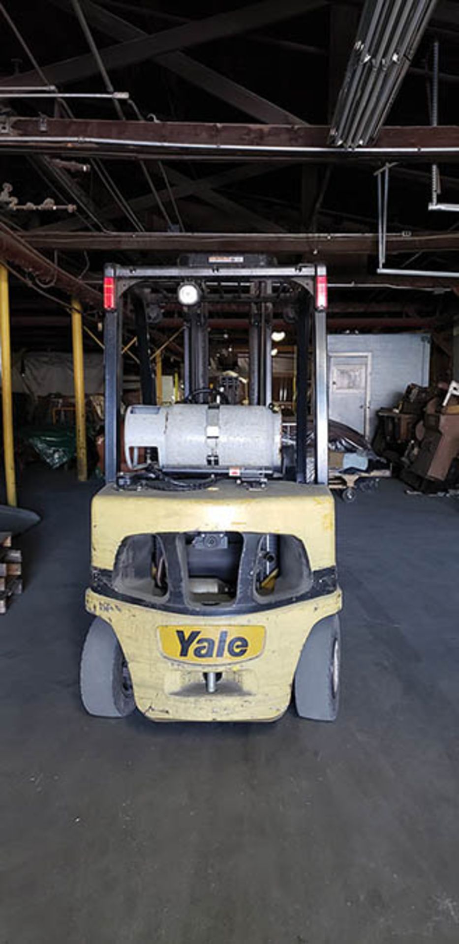 2017 YALE 6,000 LB. CAP. LGP FORKLIFT, MODEL GLP060VX, 3-STAGE MAST, 211.4'' MAX. LOAD HEIGHT, 3,163 - Image 6 of 11