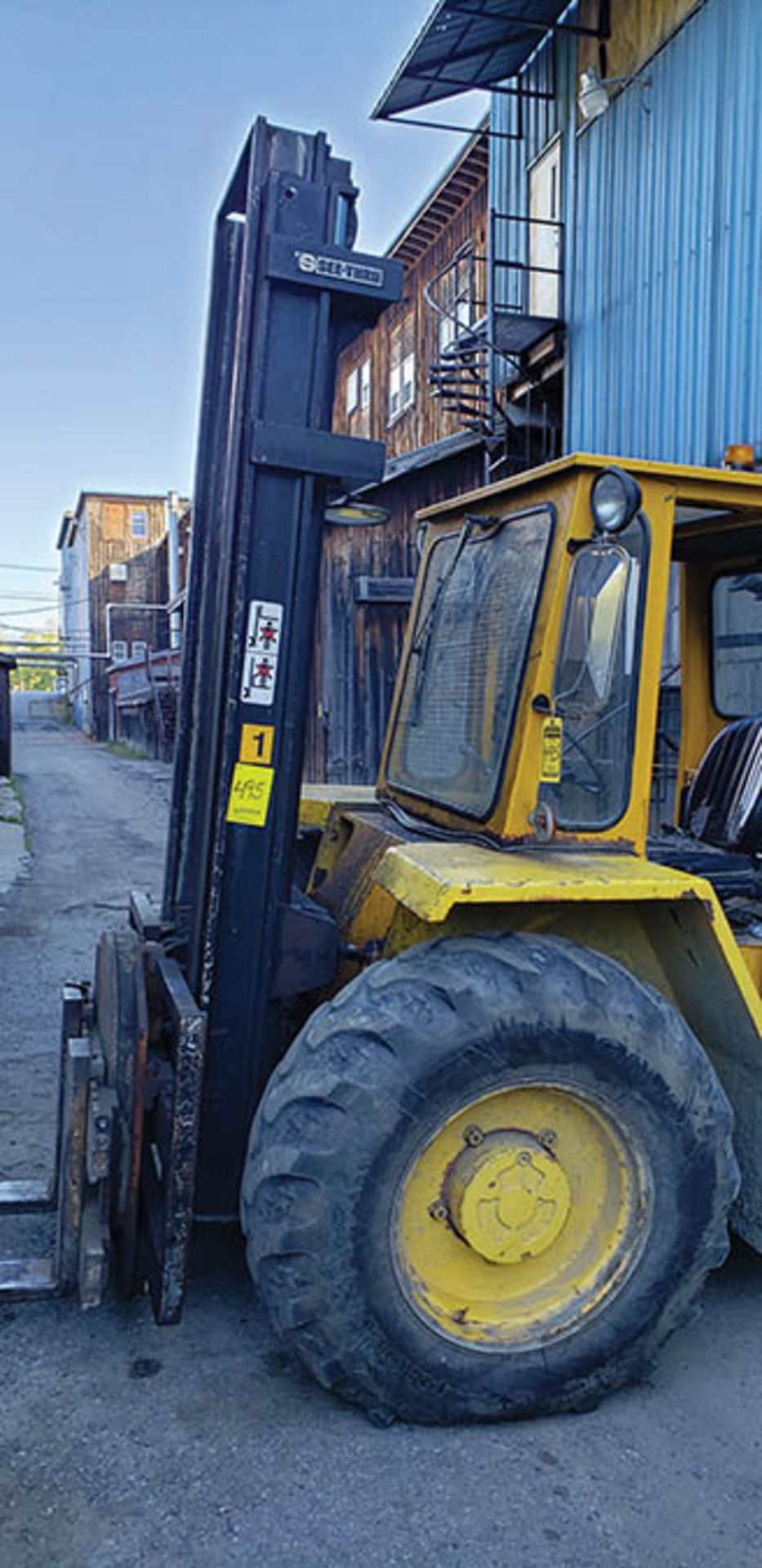 SELLICK SD-80 8,000 LB. CAP. ALL-TERRAIN FORKLIFT, DIESEL PERKINS ENGINE, 2-WD., 2-STAGE CLEARVIEW - Image 5 of 10