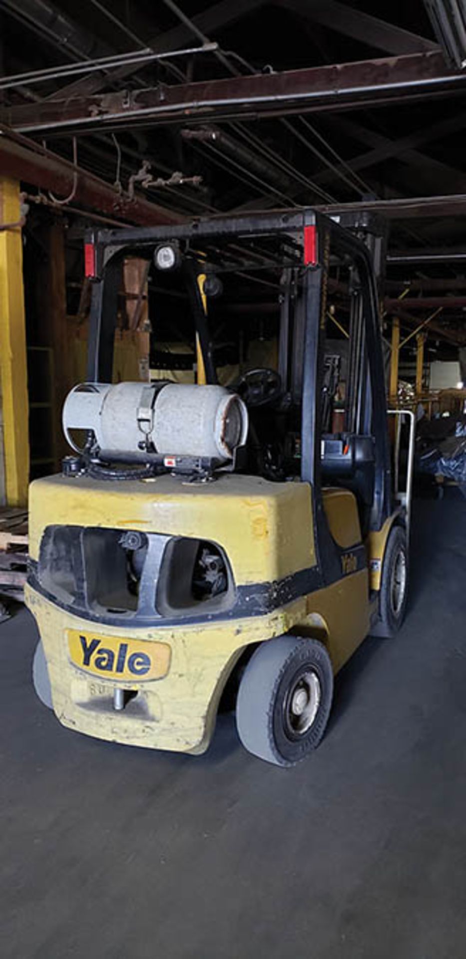 2017 YALE 6,000 LB. CAP. LGP FORKLIFT, MODEL GLP060VX, 3-STAGE MAST, 211.4'' MAX. LOAD HEIGHT, 3,163 - Image 7 of 11