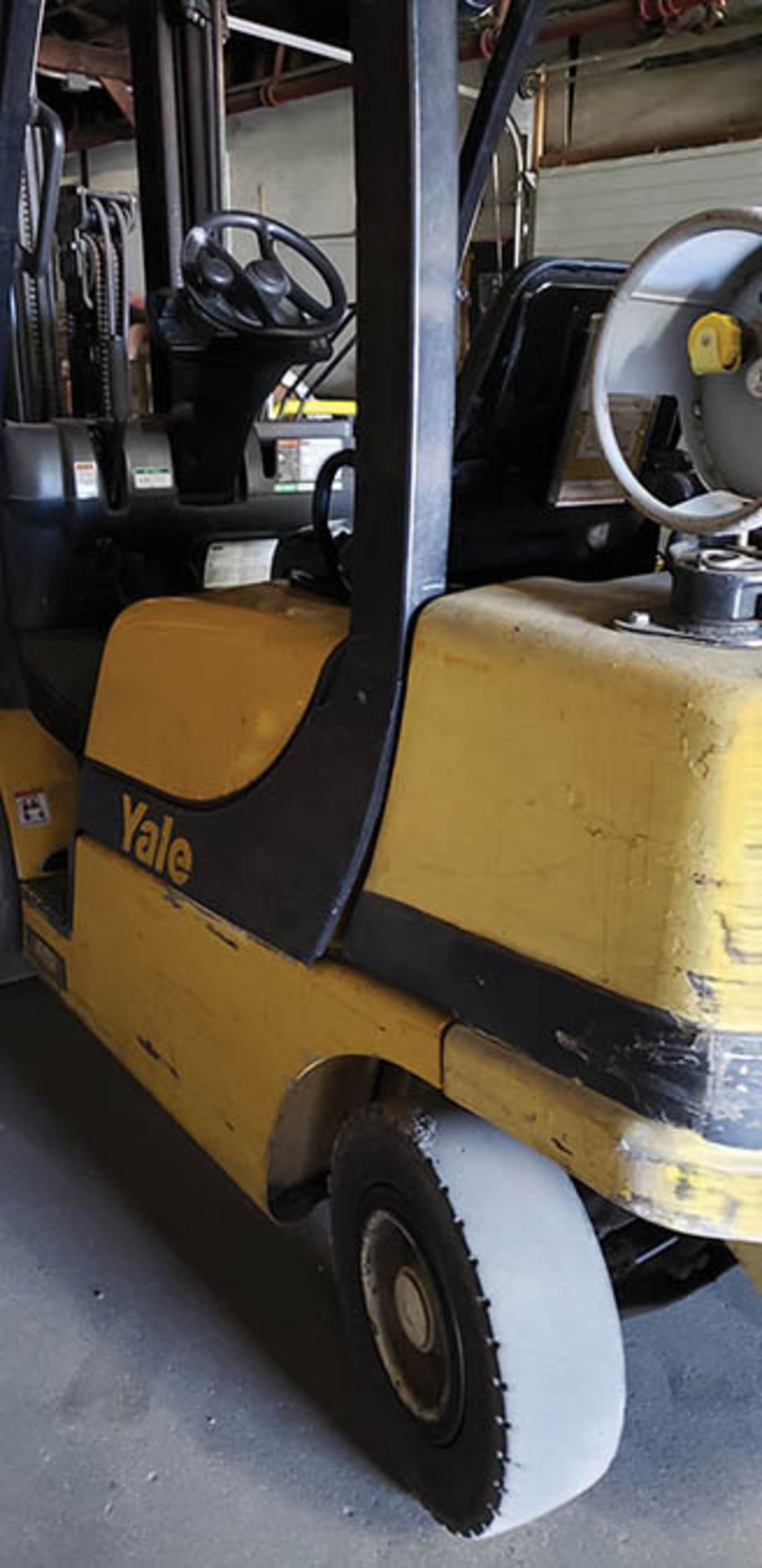 2017 YALE 6,000 LB. CAP. LGP FORKLIFT, MODEL GLP060VX, 3-STAGE MAST, 211.4'' MAX. LOAD HEIGHT, 3,163 - Image 9 of 11