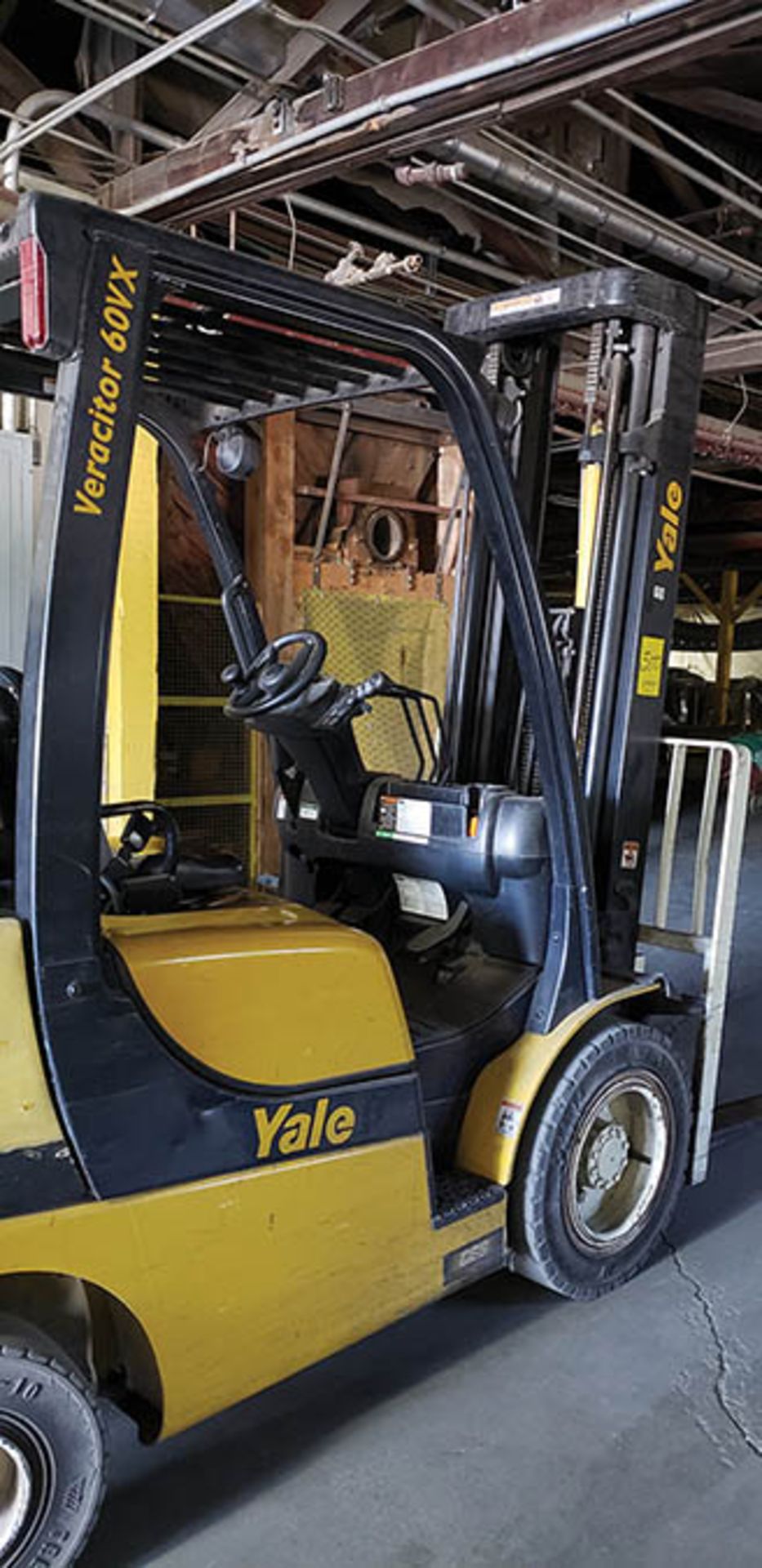 2017 YALE 6,000 LB. CAP. LGP FORKLIFT, MODEL GLP060VX, 3-STAGE MAST, 211.4'' MAX. LOAD HEIGHT, 3,163 - Image 3 of 11