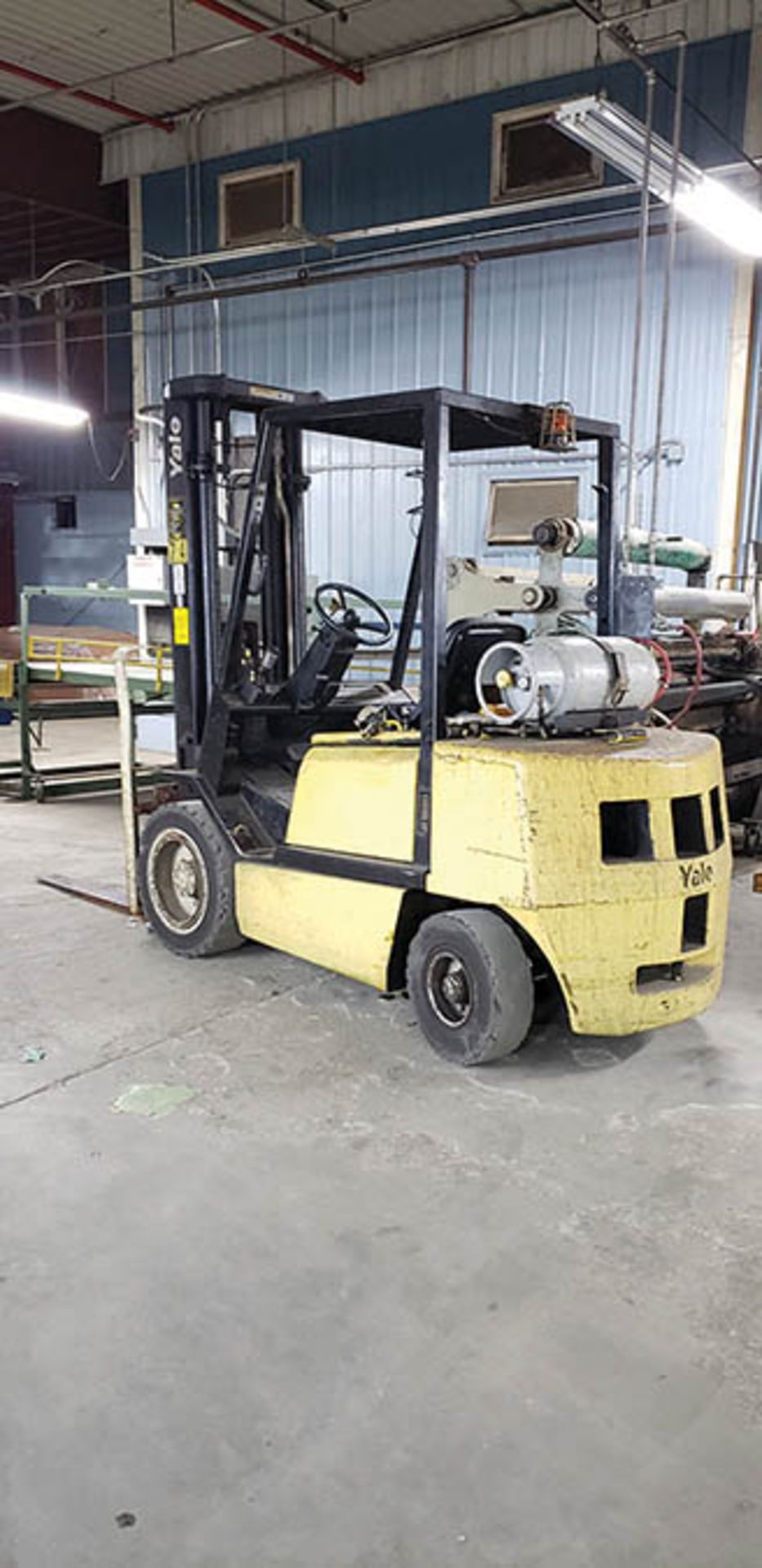 2004 YALE 6,000 LB. CAP. LPG FORKLIFT, MODEL GLP060VX, 3-STAGE MAST, 211.4'' MAX. LOAD HEIGHT, 6,688 - Image 2 of 7