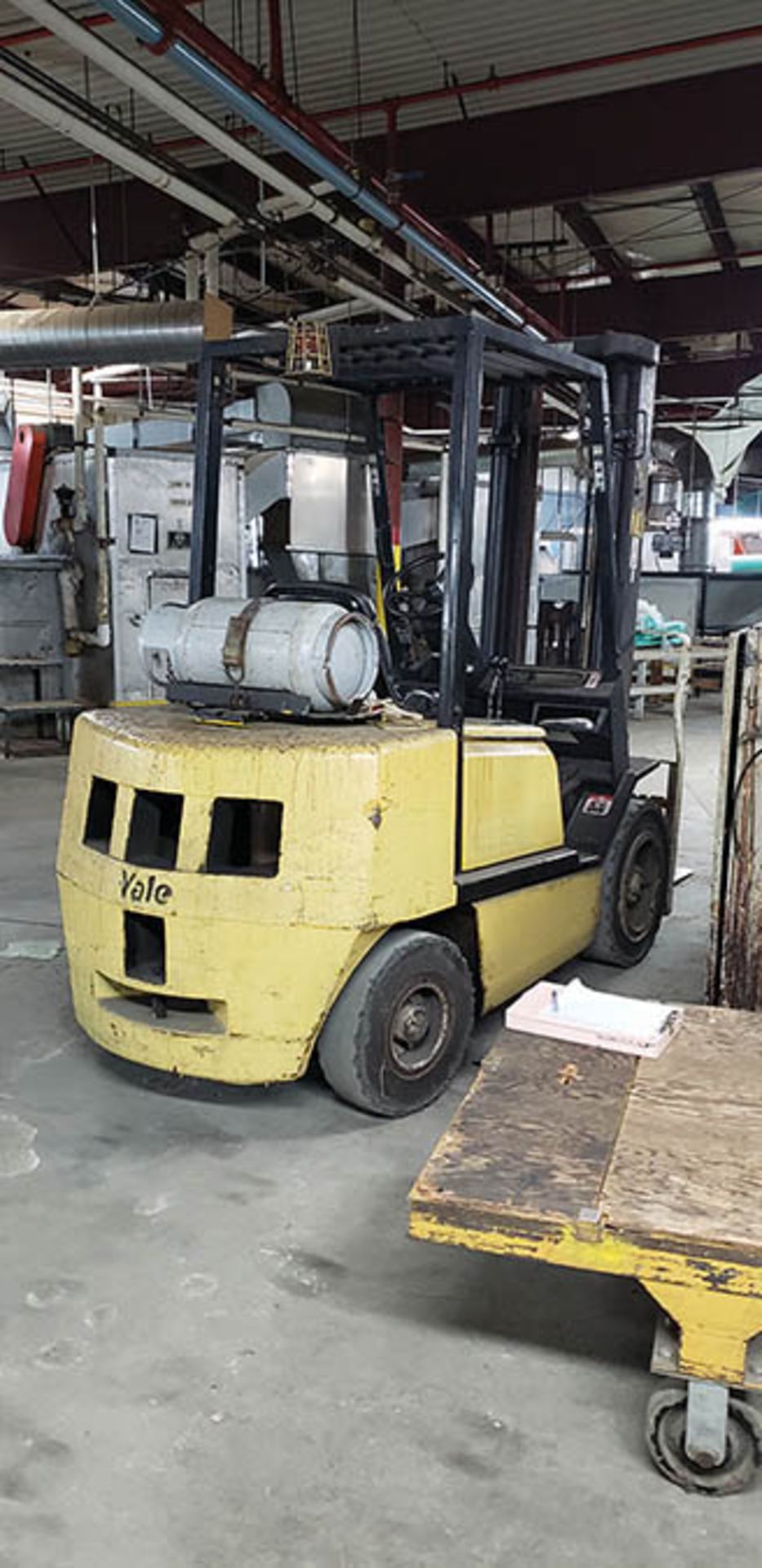 2004 YALE 6,000 LB. CAP. LPG FORKLIFT, MODEL GLP060VX, 3-STAGE MAST, 211.4'' MAX. LOAD HEIGHT, 6,688 - Image 4 of 7