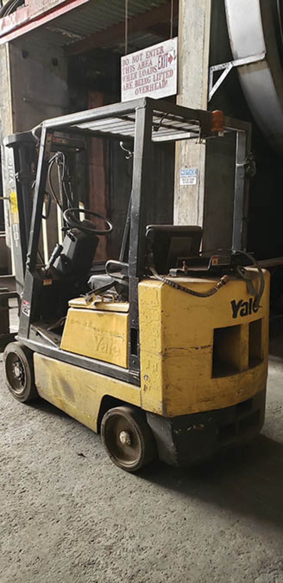 2004 YALE 4,000 LB. CAP. LPG FORKLIFT, MODEL GLC040, 2-STAGE MAST, 127.2'' MAX. LOAD HEIGHT, SOLID - Image 4 of 5