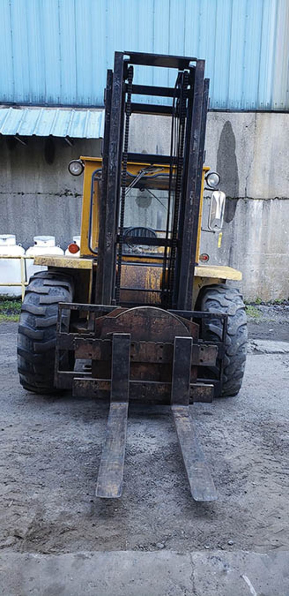 SELLICK SD-80 8,000 LB. CAP. ALL-TERRAIN FORKLIFT, DIESEL PERKINS ENGINE, 2-WD., 2-STAGE CLEARVIEW - Image 4 of 10