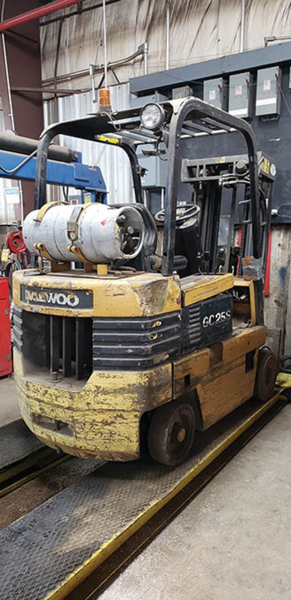 DAEWOO 5,000 LB. CAP. LPG FORKLIFT, MODEL GC255-2, 3-STAGE MAST, 241'' MAX. LOAD HEIGHT, S/N 06- - Image 3 of 6