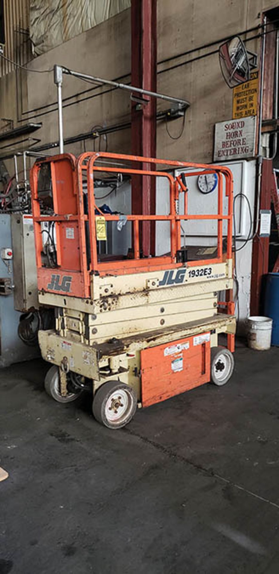 JLG 1932E3 ELECTRIC SCISSOR LIFT, 500 LB. CAP., 19' LIFT HEIGHT, EXPANDABLE DECK, S/N 0200059600