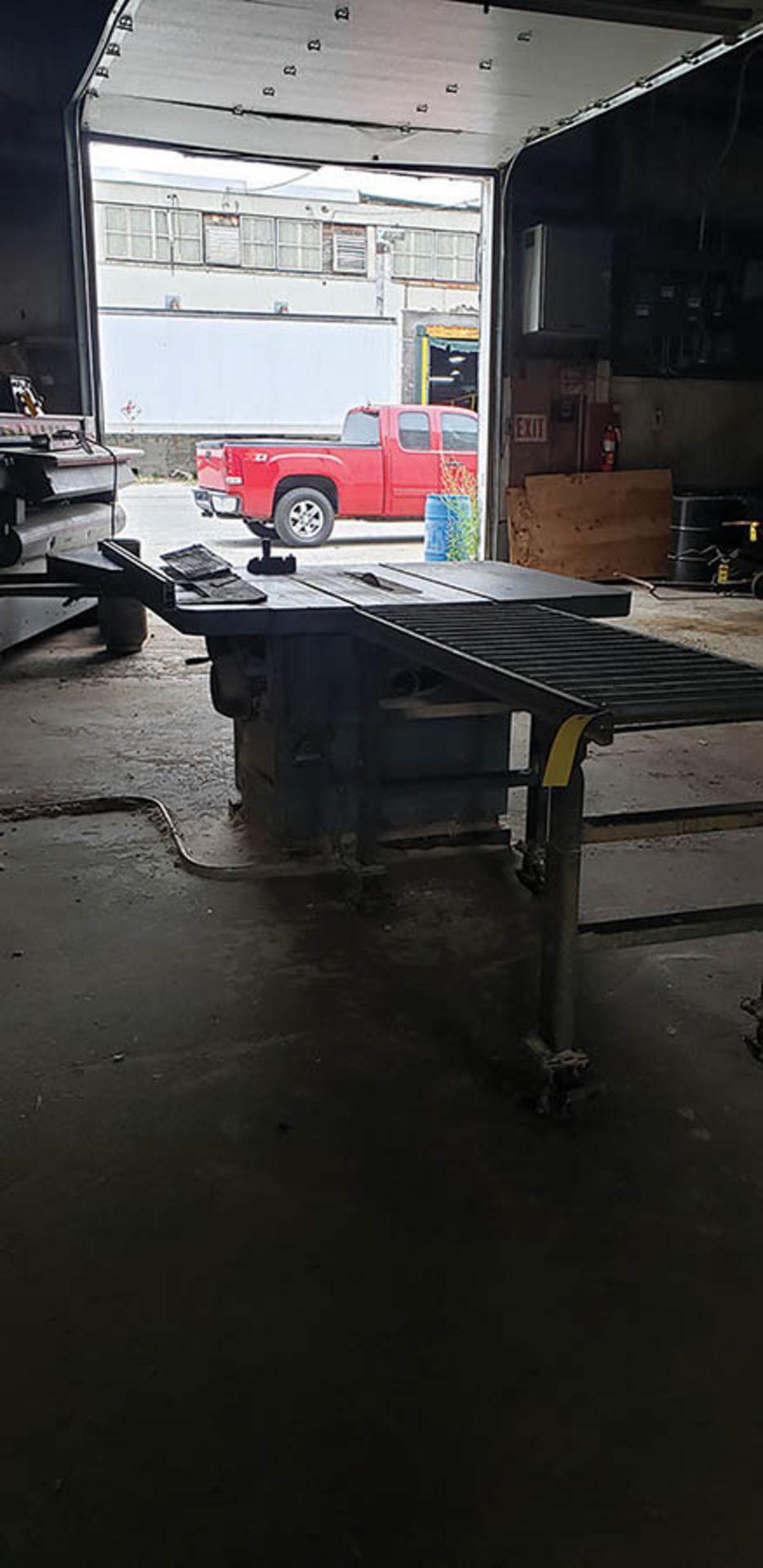 DELTA RT40 TABLE SAW, 59 1/4'' X 43 1/4'' TABLE, S/N 4035, 2' X 6' CONVEYOR - Image 2 of 4