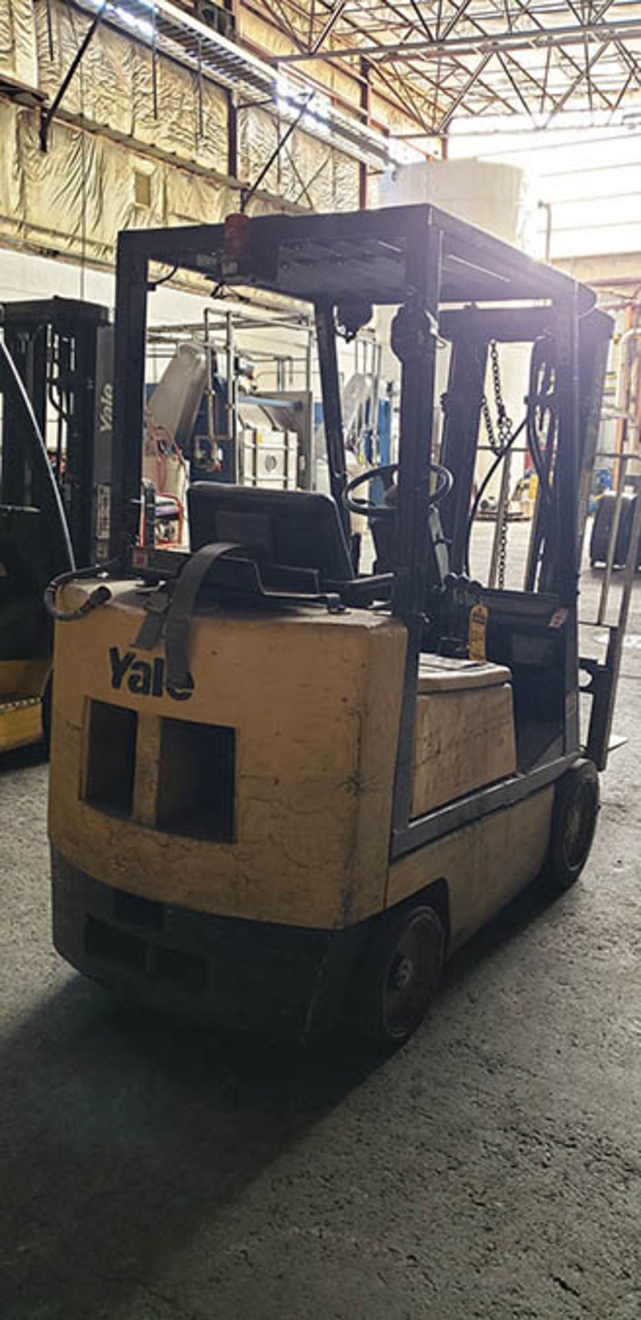 2004 YALE 4,000 LB. CAP. LPG FORKLIFT, MODEL GLC040, 2-STAGE MAST, 127.2'' MAX. LOAD HEIGHT, SOLID - Image 5 of 5