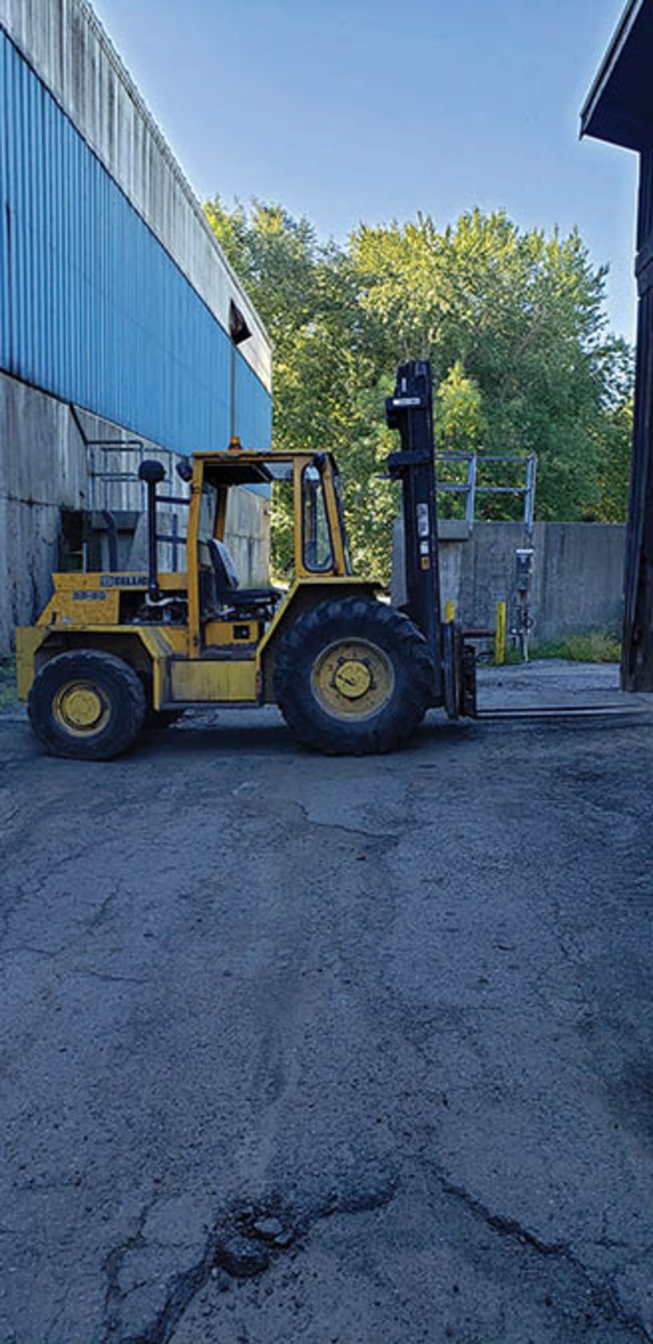 SELLICK SD-80 8,000 LB. CAP. ALL-TERRAIN FORKLIFT, DIESEL PERKINS ENGINE, 2-WD., 2-STAGE CLEARVIEW - Image 2 of 10