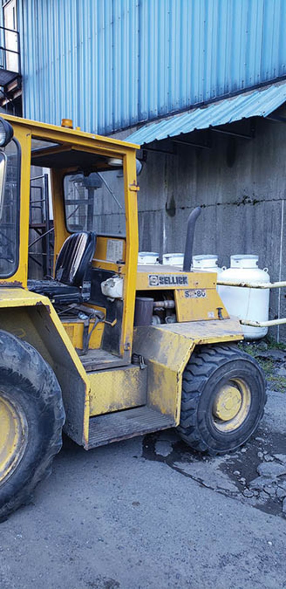 SELLICK SD-80 8,000 LB. CAP. ALL-TERRAIN FORKLIFT, DIESEL PERKINS ENGINE, 2-WD., 2-STAGE CLEARVIEW - Image 6 of 10