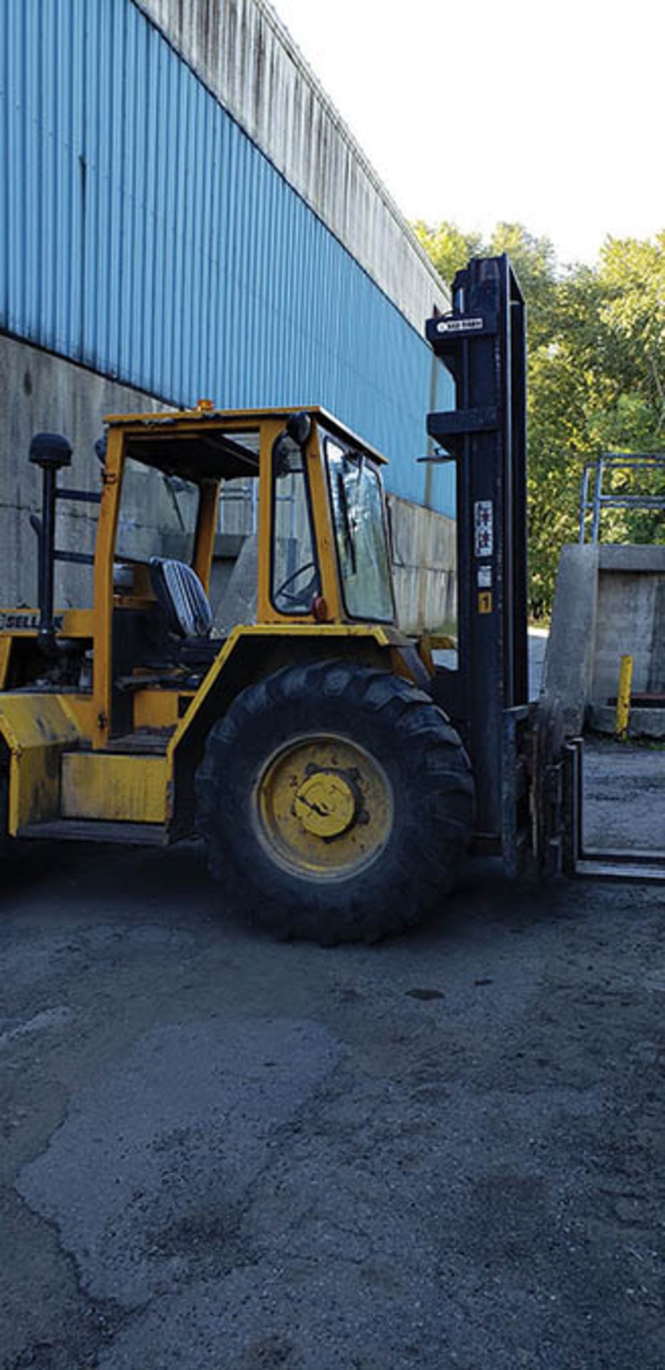 SELLICK SD-80 8,000 LB. CAP. ALL-TERRAIN FORKLIFT, DIESEL PERKINS ENGINE, 2-WD., 2-STAGE CLEARVIEW - Image 3 of 10