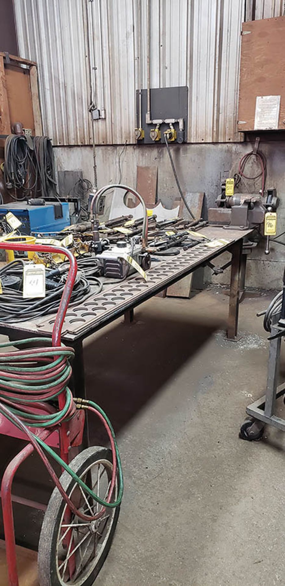 WELDING TABLE (APPROX. 4' X 8') W/ REED 5'' BENCH VISE