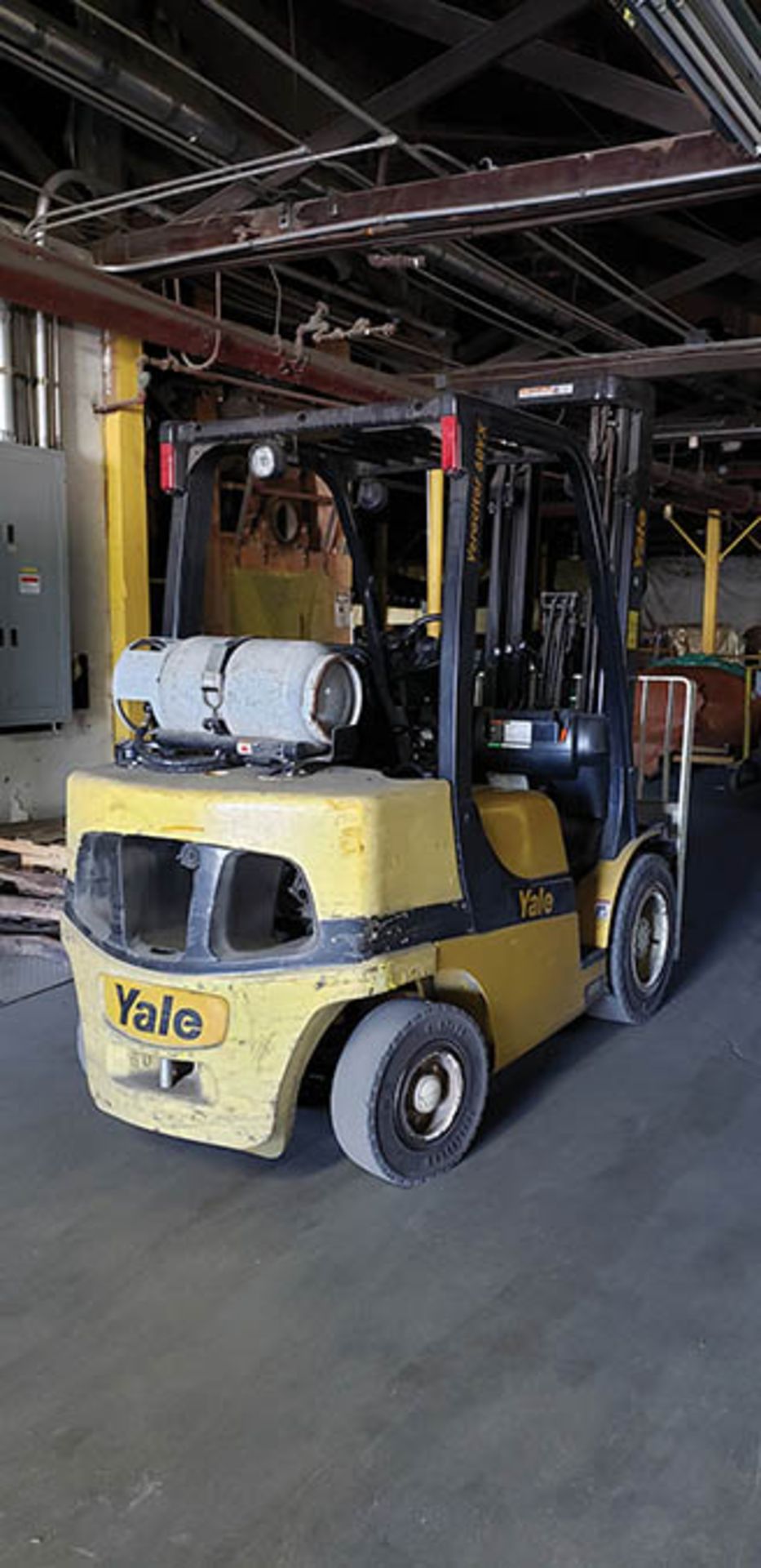 2017 YALE 6,000 LB. CAP. LGP FORKLIFT, MODEL GLP060VX, 3-STAGE MAST, 211.4'' MAX. LOAD HEIGHT, 3,163 - Image 2 of 11