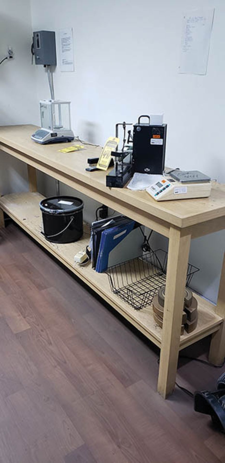 AATCC CROCKOMETER MODEL CM.5, 200G ELECTRONIC BALANCE MACHINE, ACCULAB SCALE W/ TABLE & METRO RACK