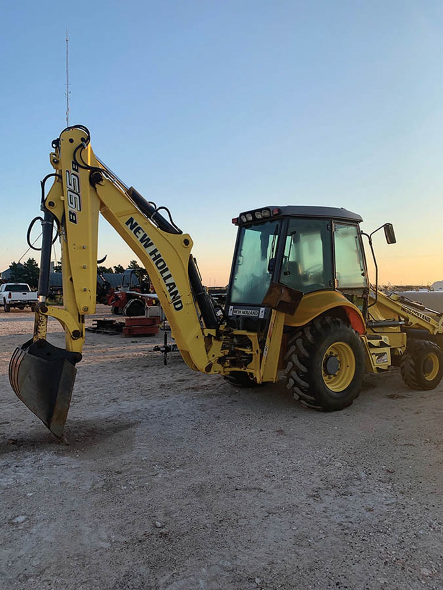 2011 NEW HOLLAND B95B BACKHOE LOADER, 4-WD, PILOT CONTROLS, CLIMATE CAB, VIN FNH0B95BNBHH03289, - Image 4 of 6