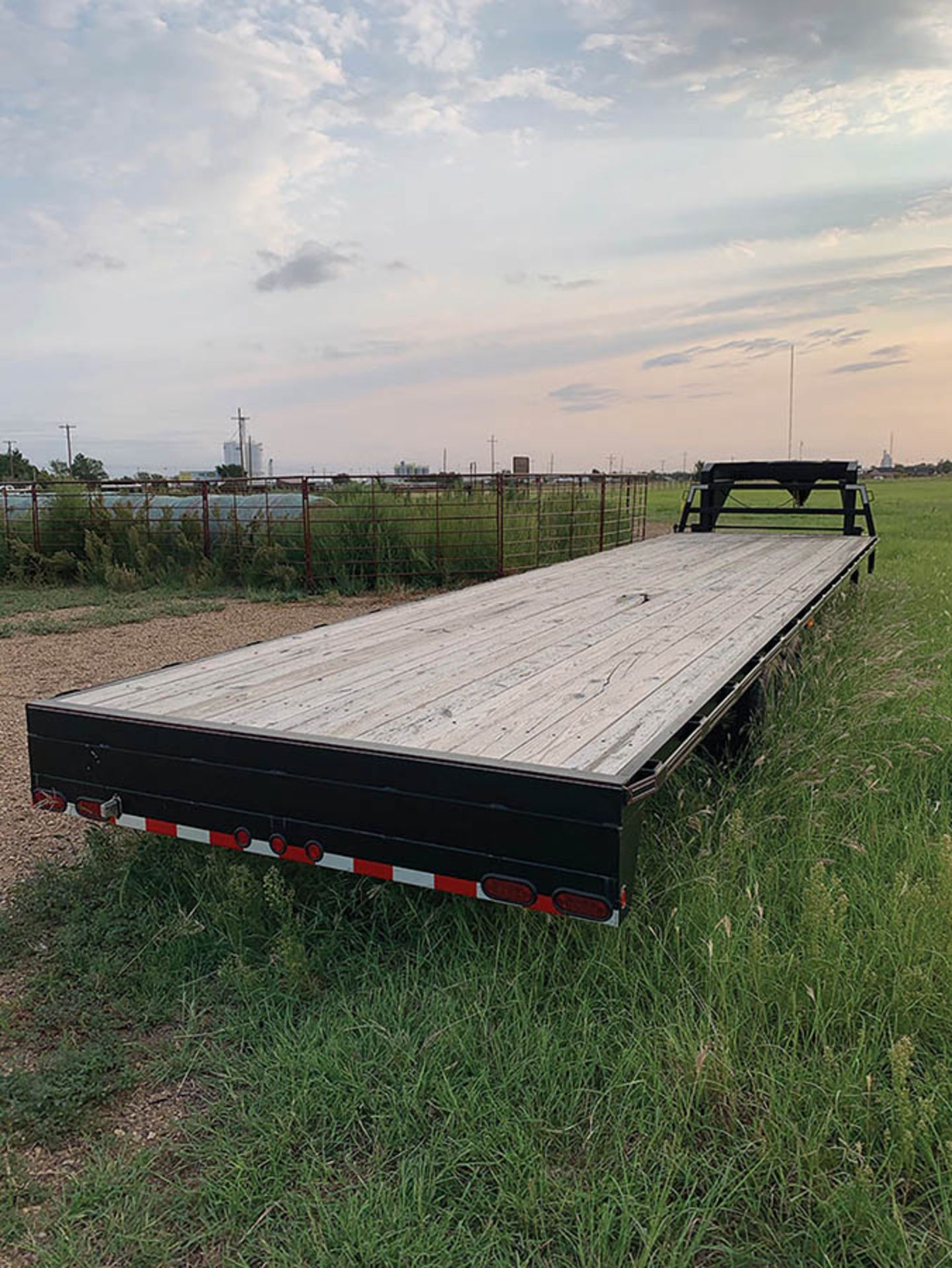 2015 30’ CIRCLE M TANDEM AXLE GOOSENECK TRAILER, FLEX-CONTROL WIDE TRACK, STAKE SIDE SPRING - Image 3 of 3