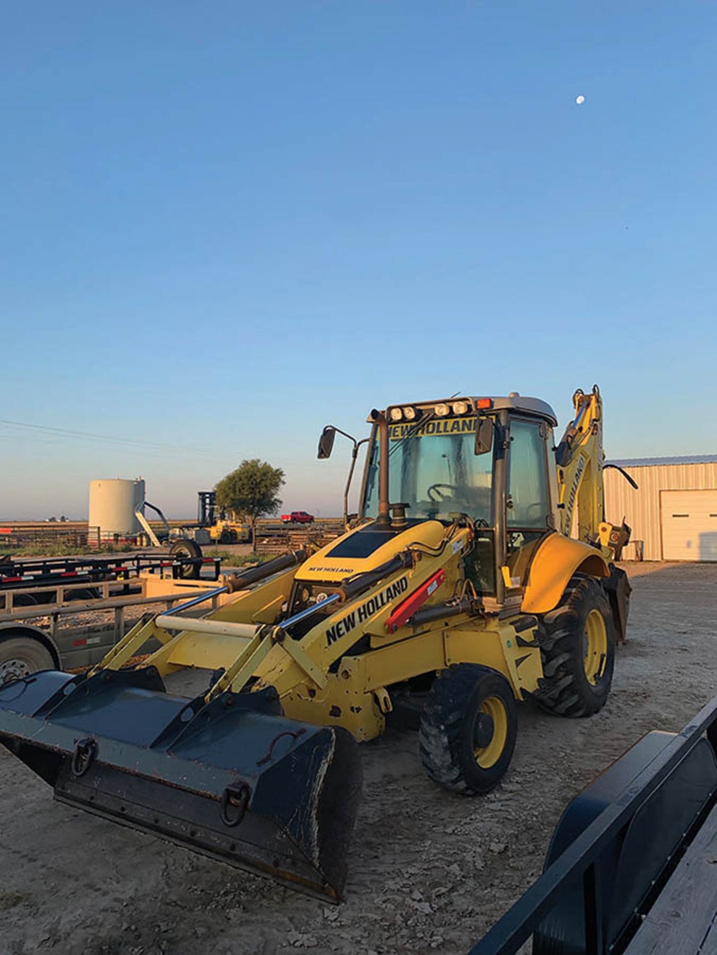 2011 NEW HOLLAND B95B BACKHOE LOADER, 4-WD, PILOT CONTROLS, CLIMATE CAB, VIN FNH0B95BNBHH03289, - Image 2 of 6