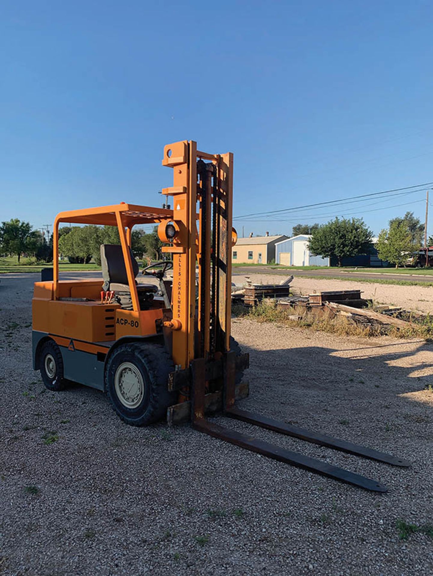 ALLIS-CHALMERS 8,000 LB FORKLIFT, MODEL ACP-80, 2-STAGE MAST, SIDE SHIFT CAPABLE, SOLID ALL