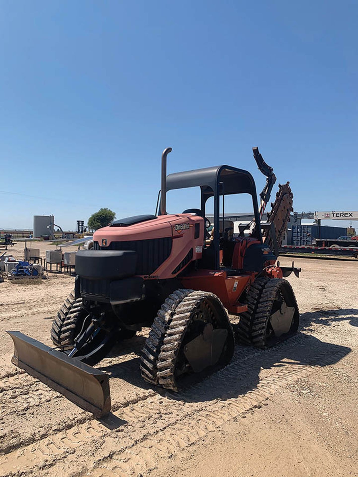 2014 DITCH-WITCH RT120 QUAD WITH H910 CENTERLINE TRENCHER, 4-CYL DUETS DIESEL ENGINE, 97'' TRENCH - Image 2 of 15