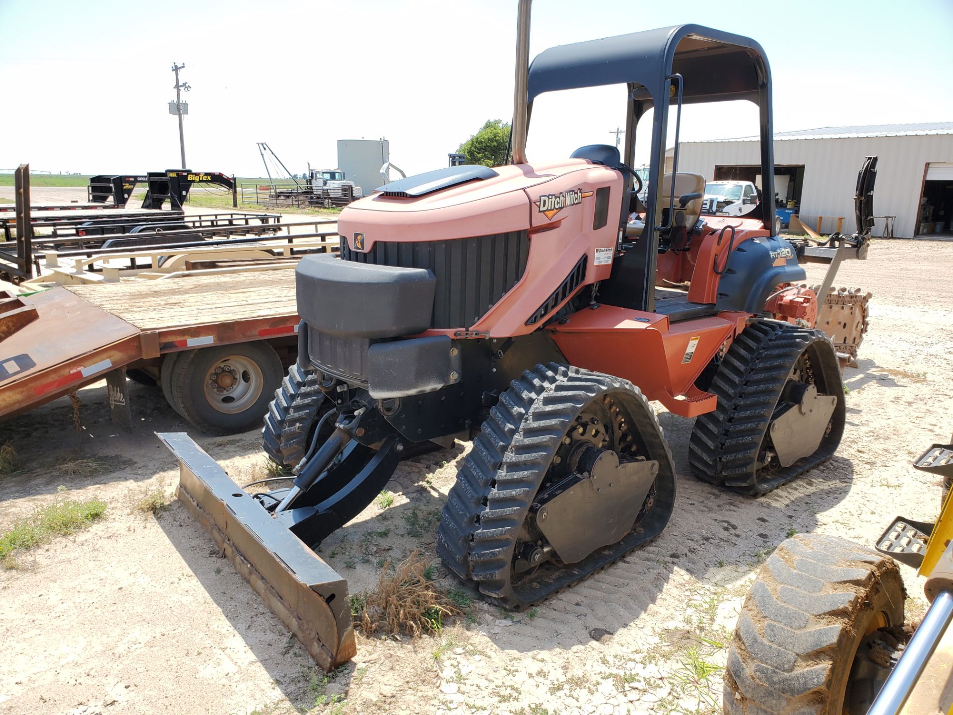 2014 DITCH-WITCH RT120 QUAD WITH H910 CENTERLINE TRENCHER, 4-CYL DUETS DIESEL ENGINE, 97'' TRENCH - Image 3 of 15