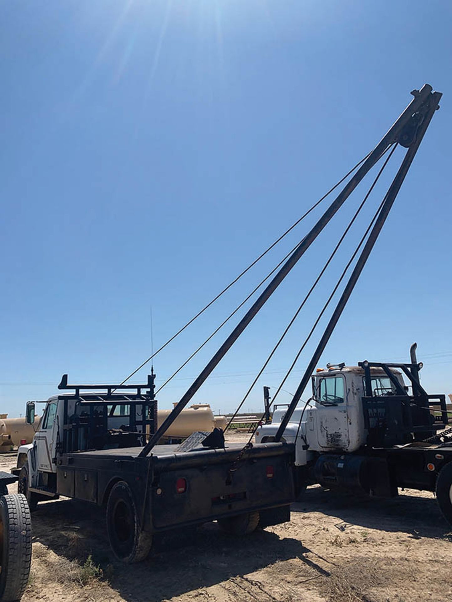 1979 INTERNATIONAL 1754 WINCH TRUCK, LELAND WINCH SYSTEM WITH REAR LIFT BOOM, MANUAL TRANSMISSION, - Image 2 of 3