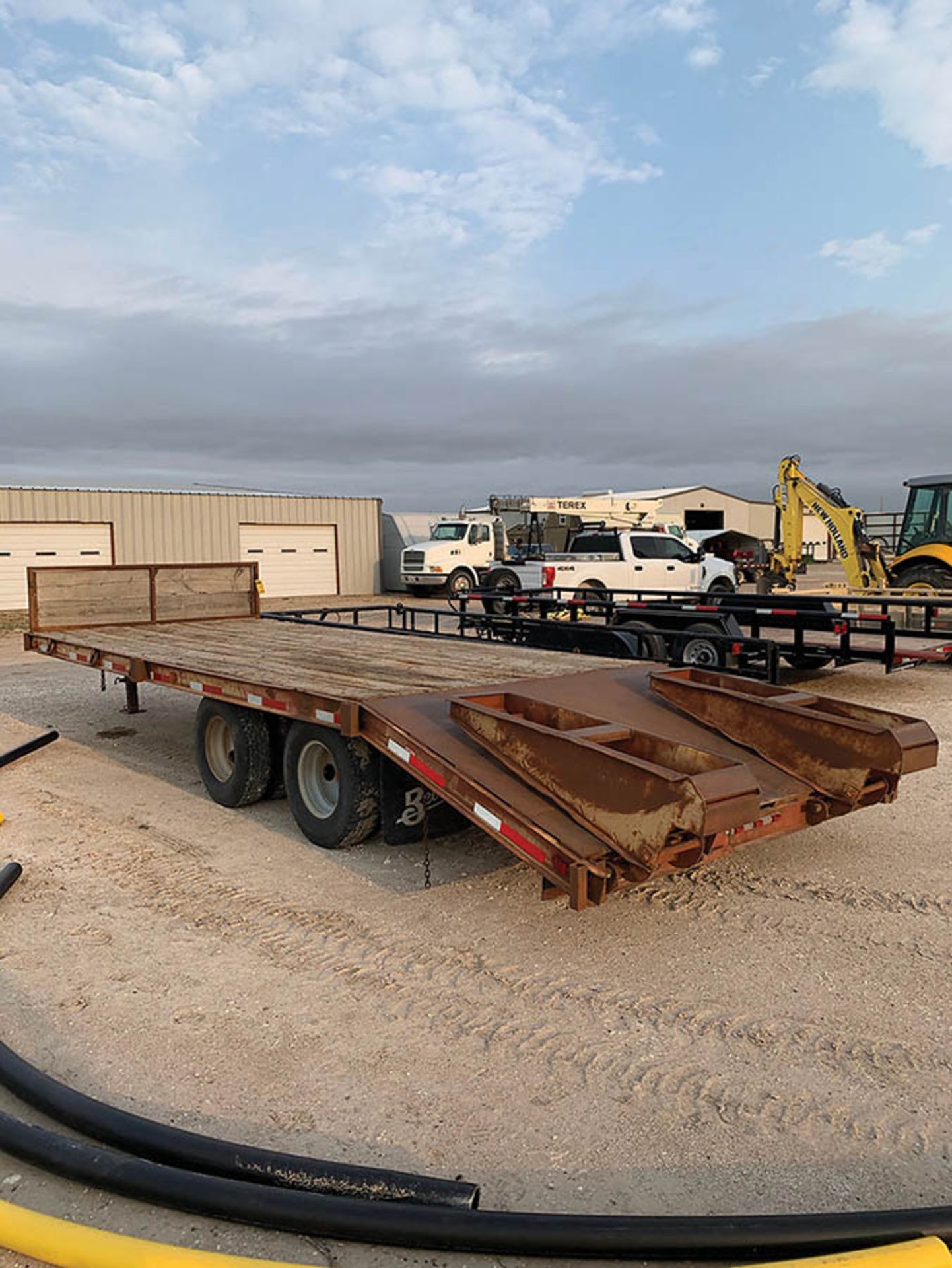 BELSCHE 21’ BUMPER PULL TRAILER, W/ DUAL TANDEM AXLES, 4’ DOVE TAIL, WOOD DECK, DUAL GOLD OVER - Image 2 of 2