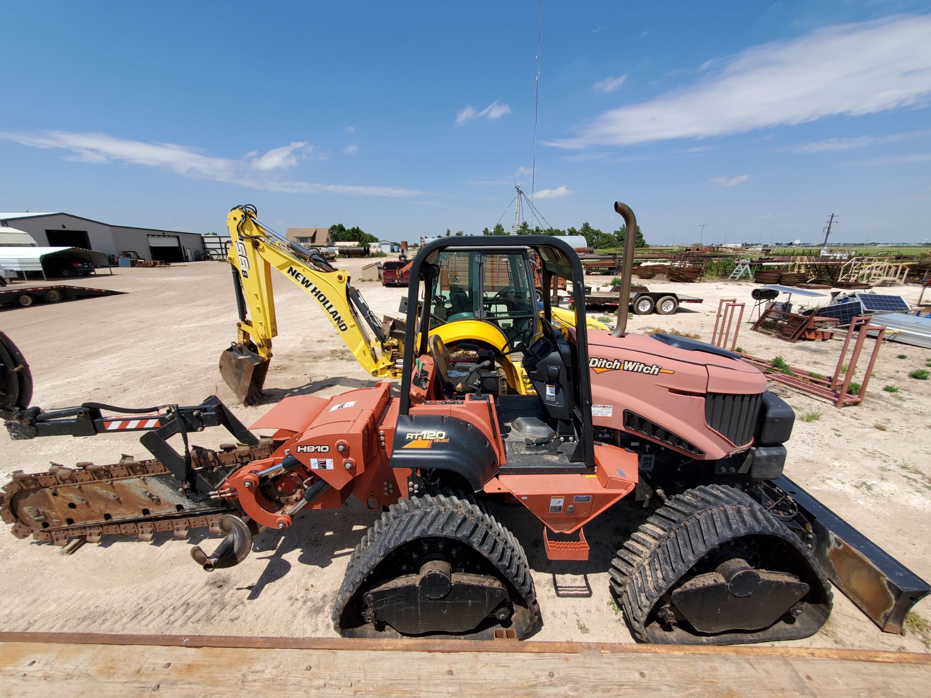 2014 DITCH-WITCH RT120 QUAD WITH H910 CENTERLINE TRENCHER, 4-CYL DUETS DIESEL ENGINE, 97'' TRENCH - Image 4 of 15